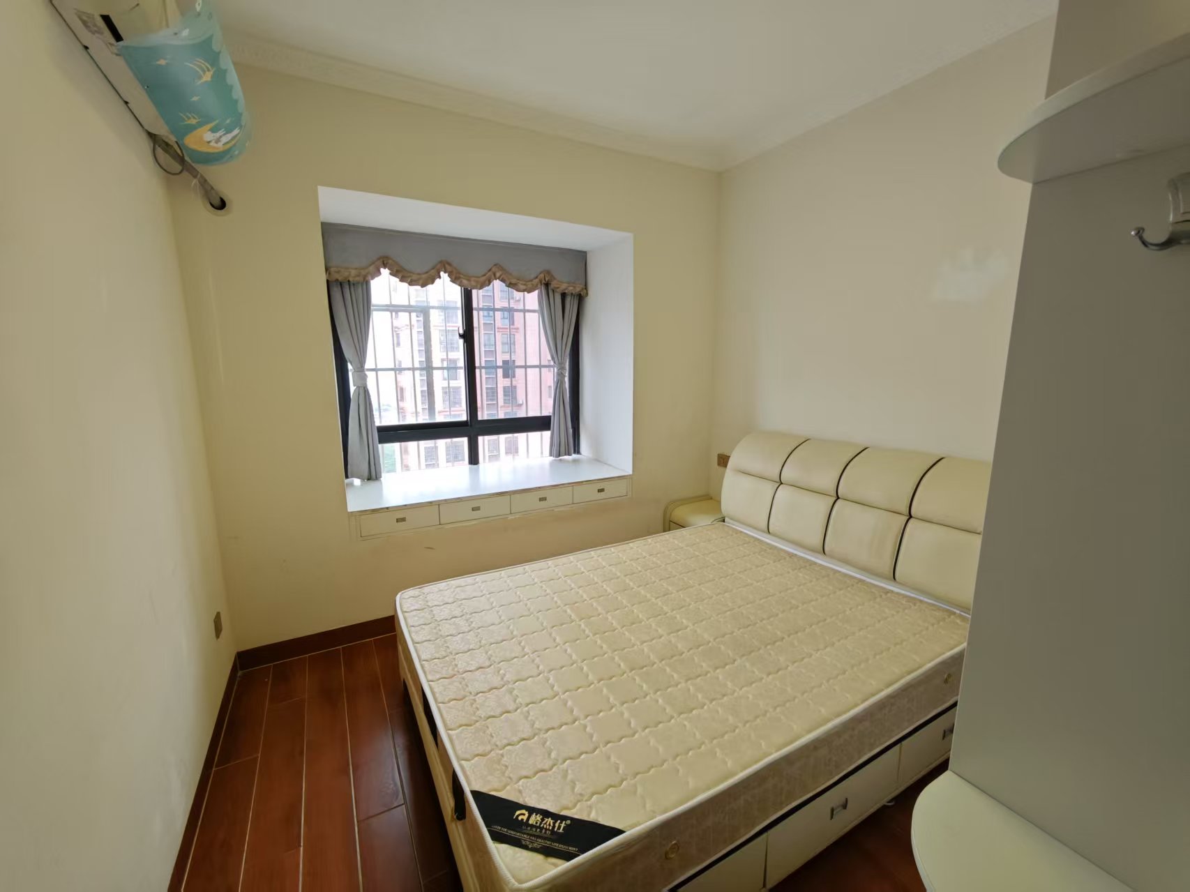 香榭花园 3室2厅2卫 2800.0元/月 香榭花园 3室2厅2卫 2800.0元/月室内图