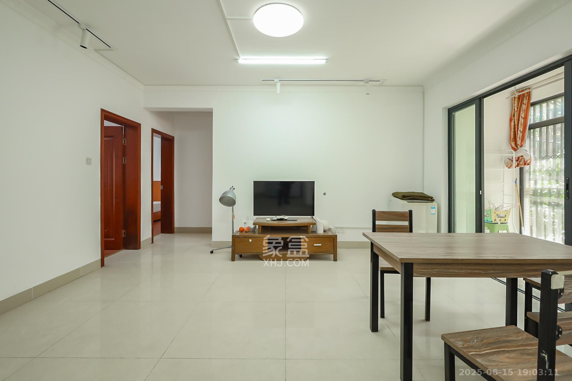 钰龙天下一期  3室2厅1卫    240.0万 钰龙天下一期  3室2厅1卫    240.0万客厅