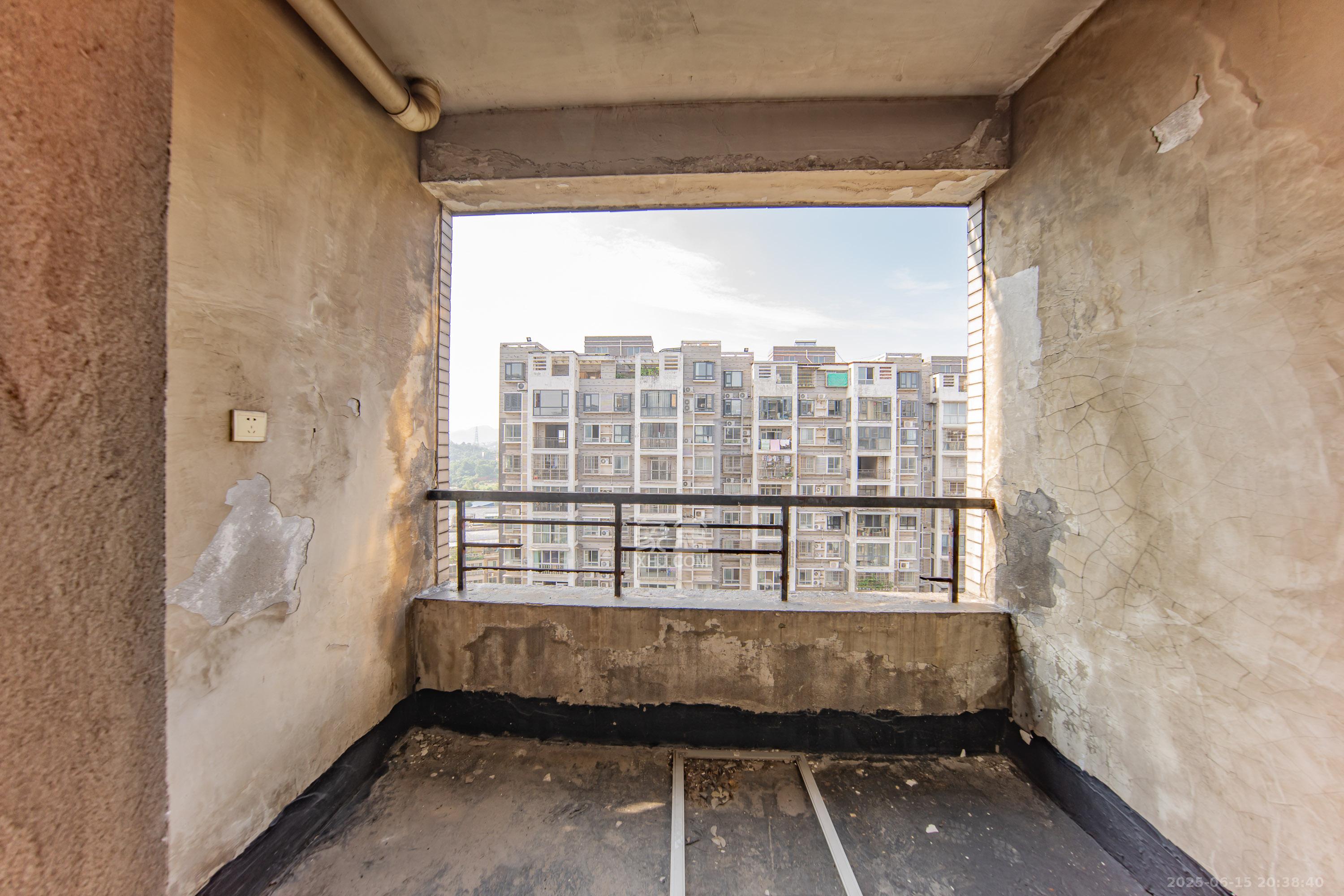 含浦家苑 3室2厅2卫 68.0万 含浦家苑 3室2厅2卫 68.0万阳台