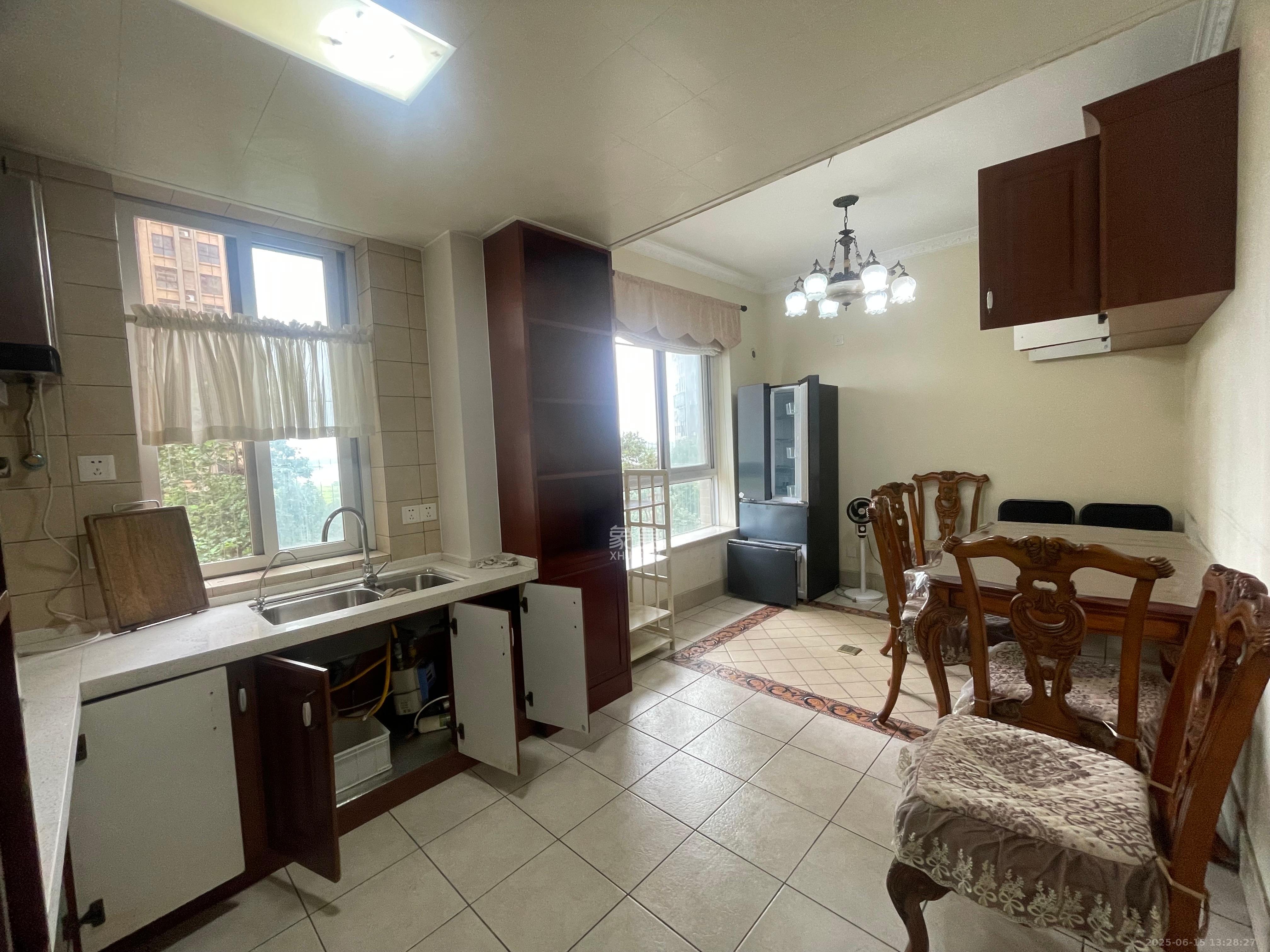 爱琴海岸 3室2厅2卫 2300.0元/月 爱琴海岸 3室2厅2卫 2300.0元/月室内图