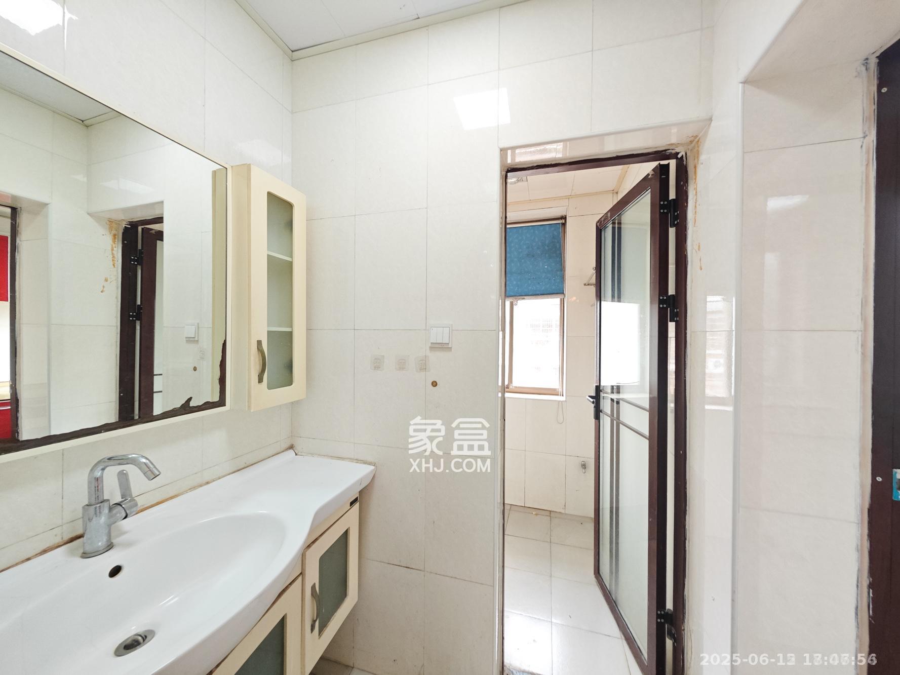 莲湖汽配城 3室2厅1卫 2200.0元/月 莲湖汽配城 3室2厅1卫 2200.0元/月室内图