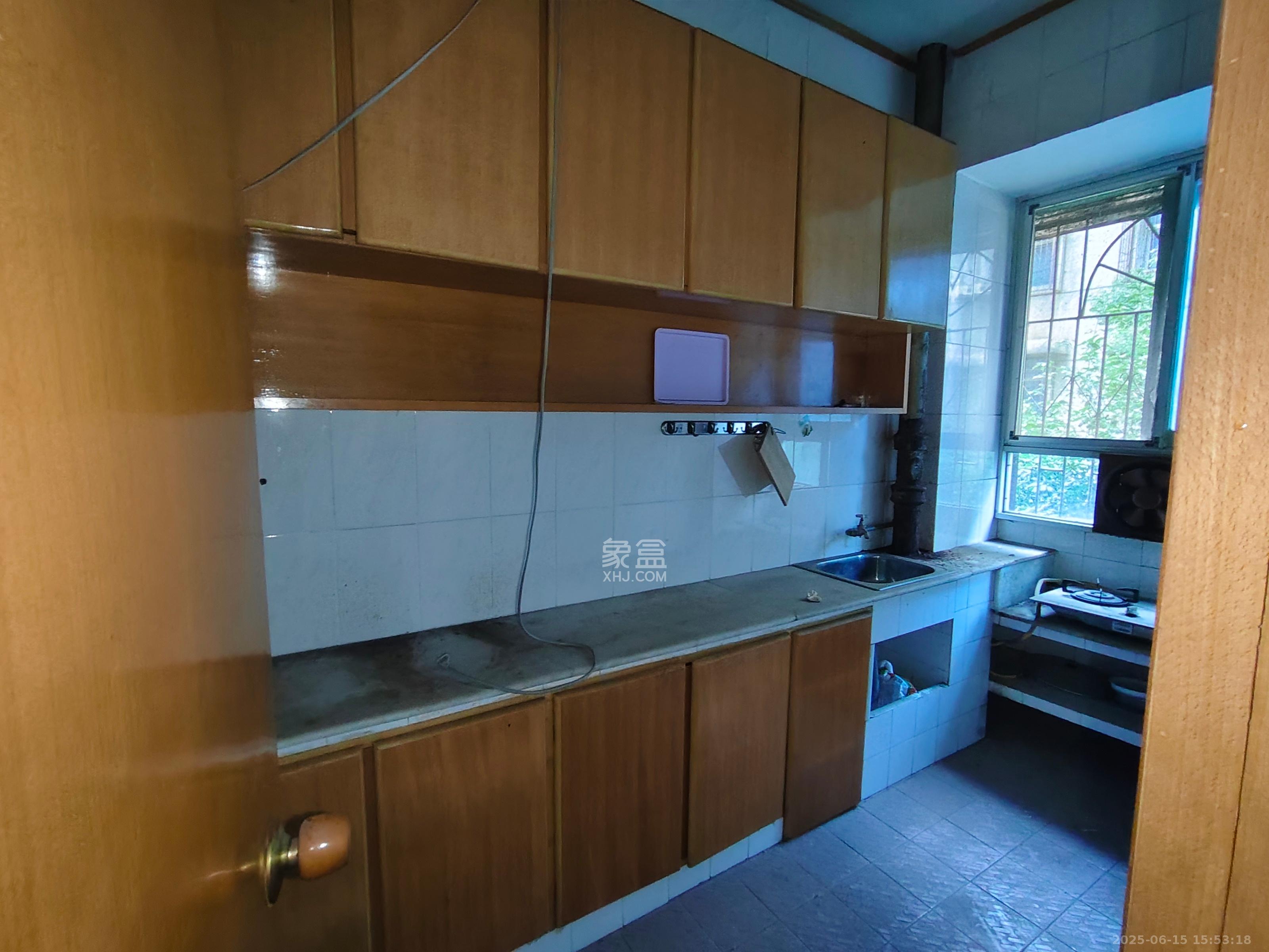 南岭路散盘 3室2厅2卫 32.8万 南岭路散盘 3室2厅2卫 32.8万客厅