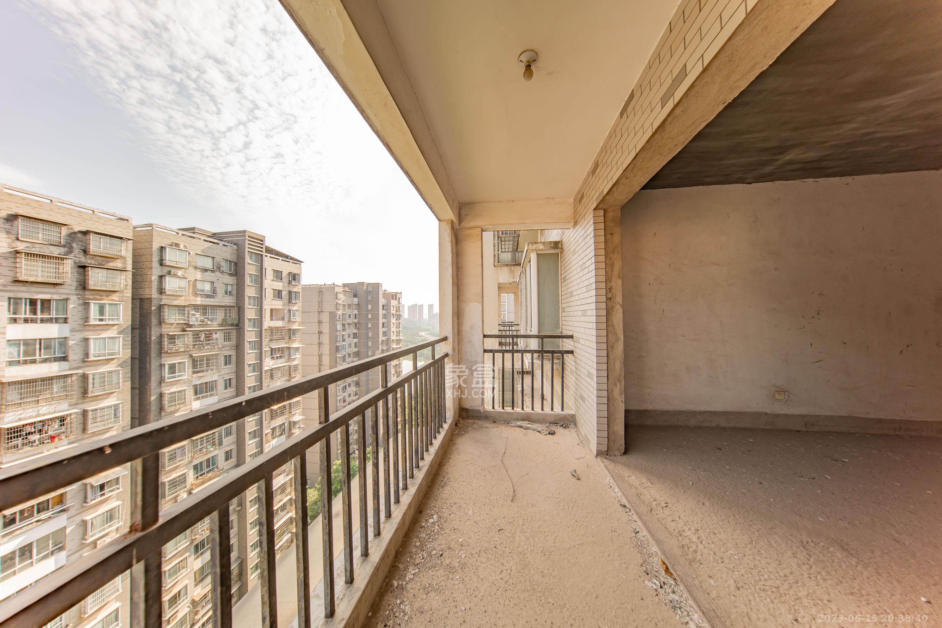 含浦家苑 3室2厅2卫 68.0万 含浦家苑 3室2厅2卫 68.0万阳台