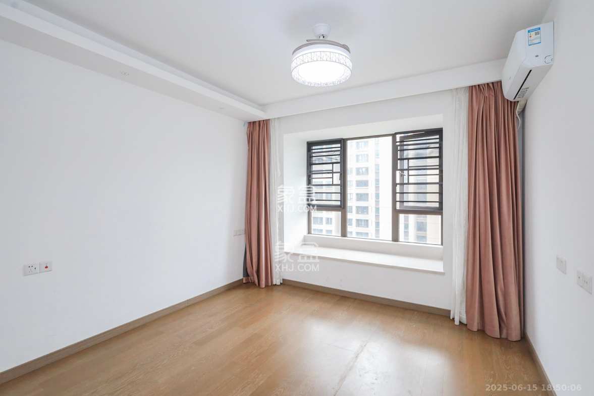 龙湖铂金中心(龙湖春江郦城) 3室2厅2卫 225.0万 龙湖铂金中心(龙湖春江郦城) 3室2厅2卫 225.0万卧室