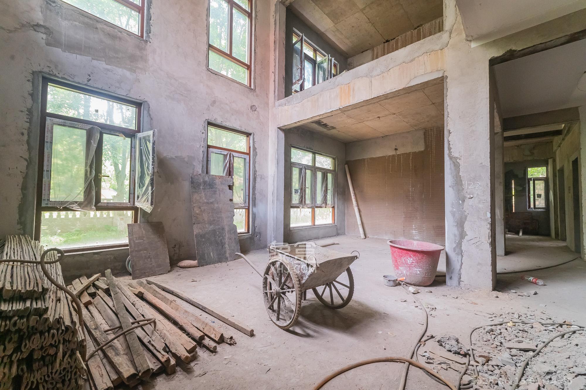 深业睿城 6室2厅5卫 650.0万 深业睿城 6室2厅5卫 650.0万客厅