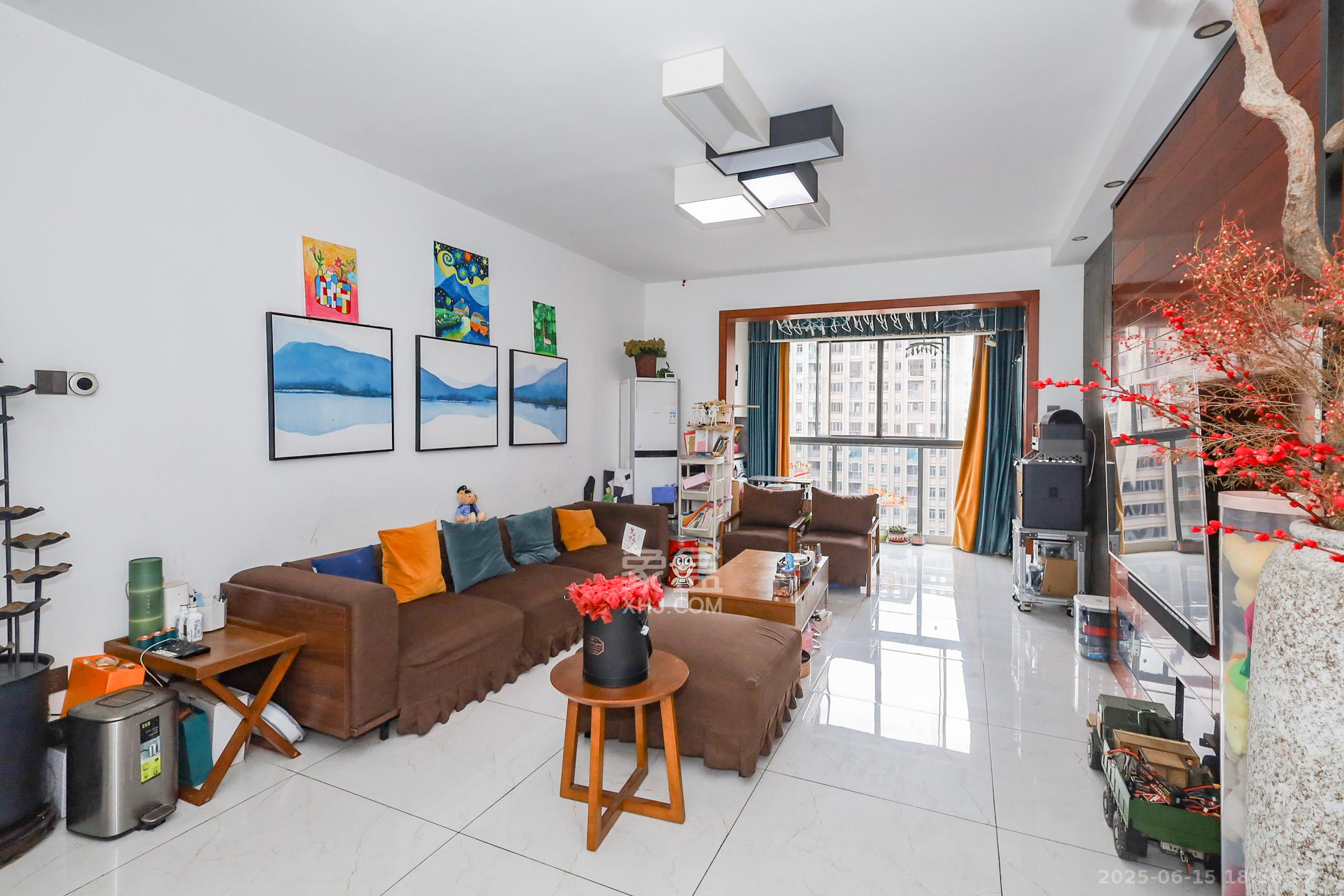 八方小区C区 3室2厅2卫 390.0万 八方小区C区 3室2厅2卫 390.0万客厅