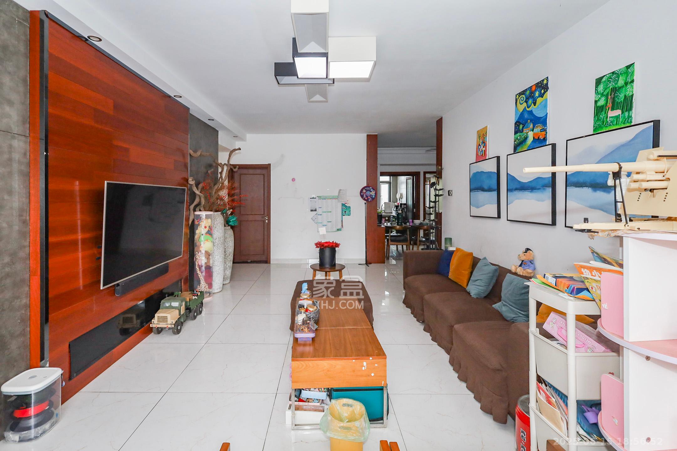 八方小区C区 3室2厅2卫 390.0万 八方小区C区 3室2厅2卫 390.0万客厅