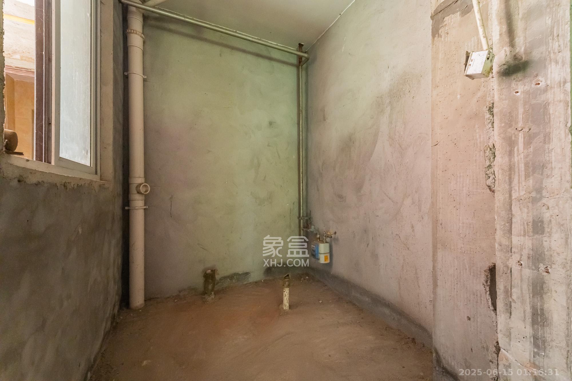 东方航标  3室2厅1卫    55.8万 东方航标  3室2厅1卫    55.8万其他