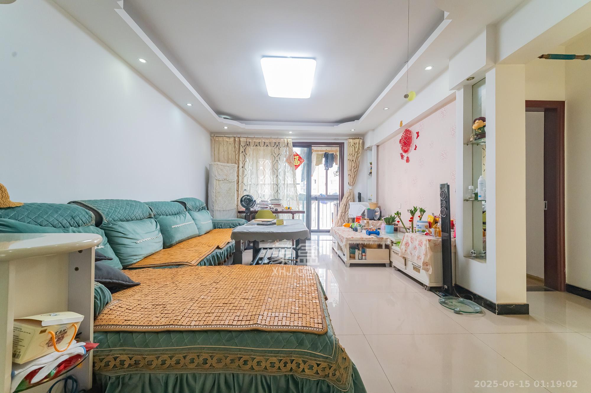 华润凤凰城二期 3室2厅1卫 72.8万 华润凤凰城二期 3室2厅1卫 72.8万客厅