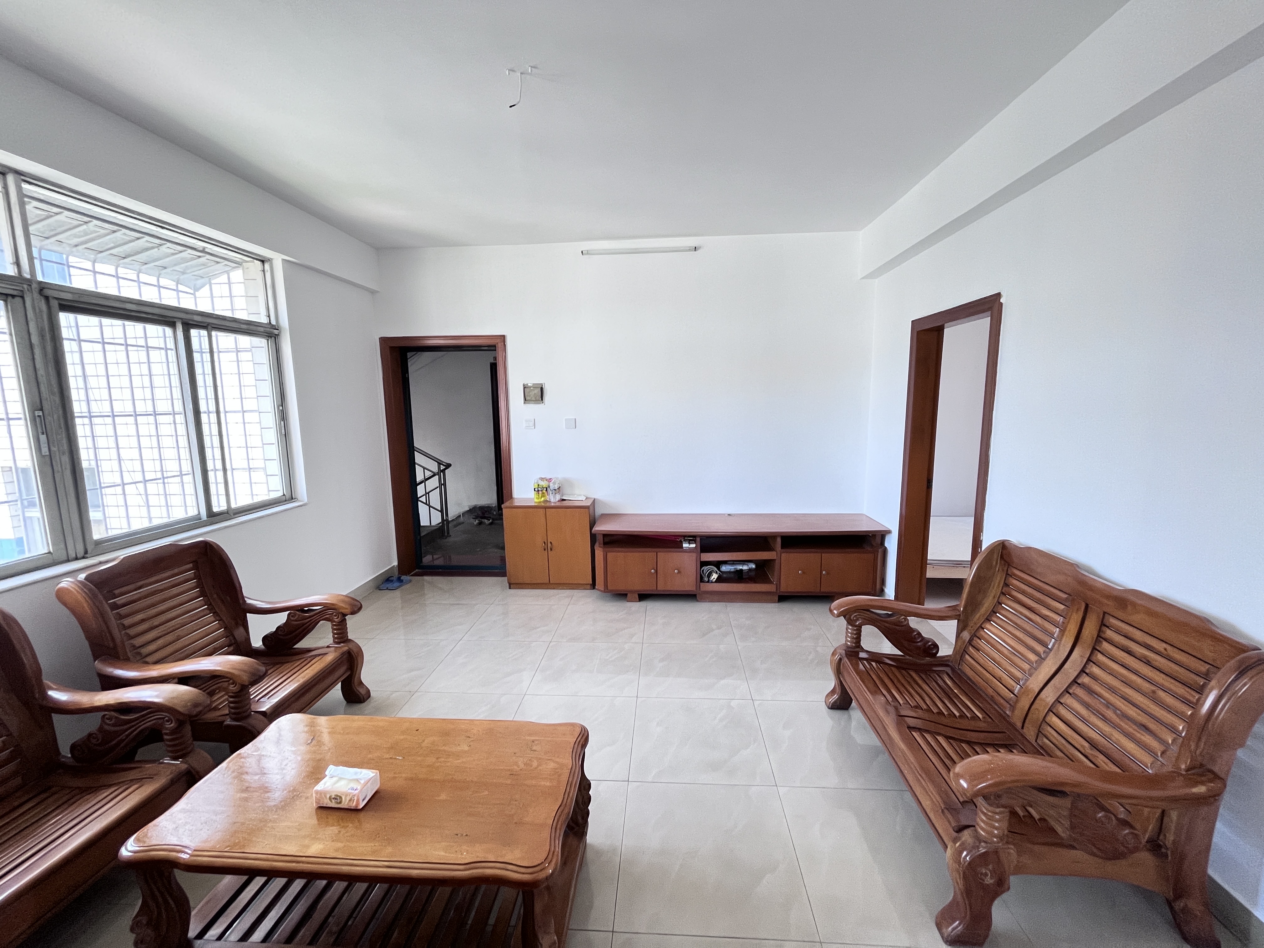 爱华小区 3室2厅1卫 2300.0元/月 爱华小区 3室2厅1卫 2300.0元/月室内图