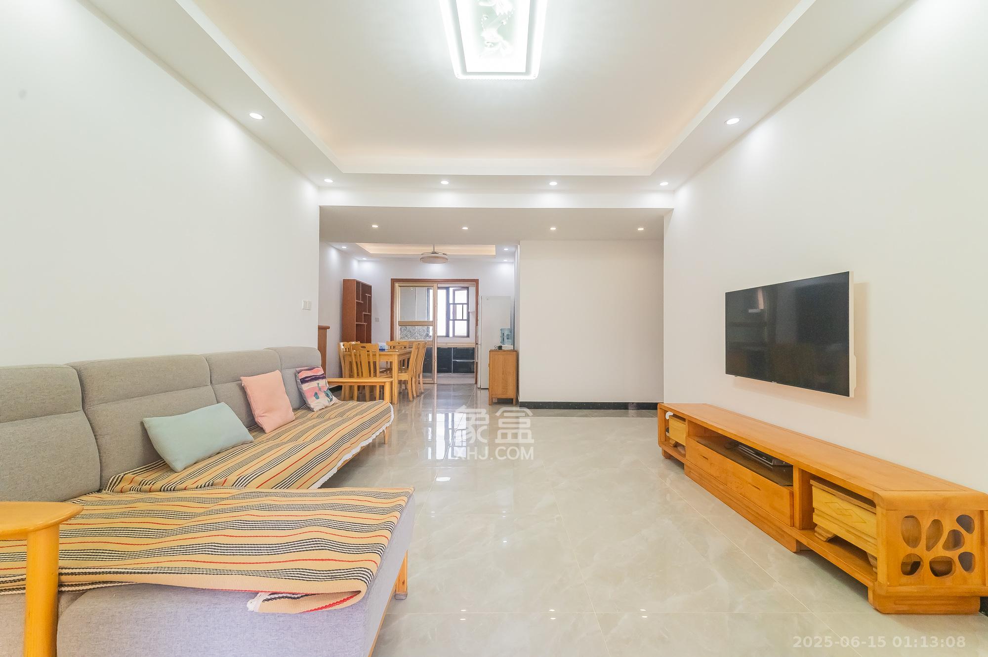 深业睿城  3室2厅1卫    92.0万 深业睿城  3室2厅1卫    92.0万客厅