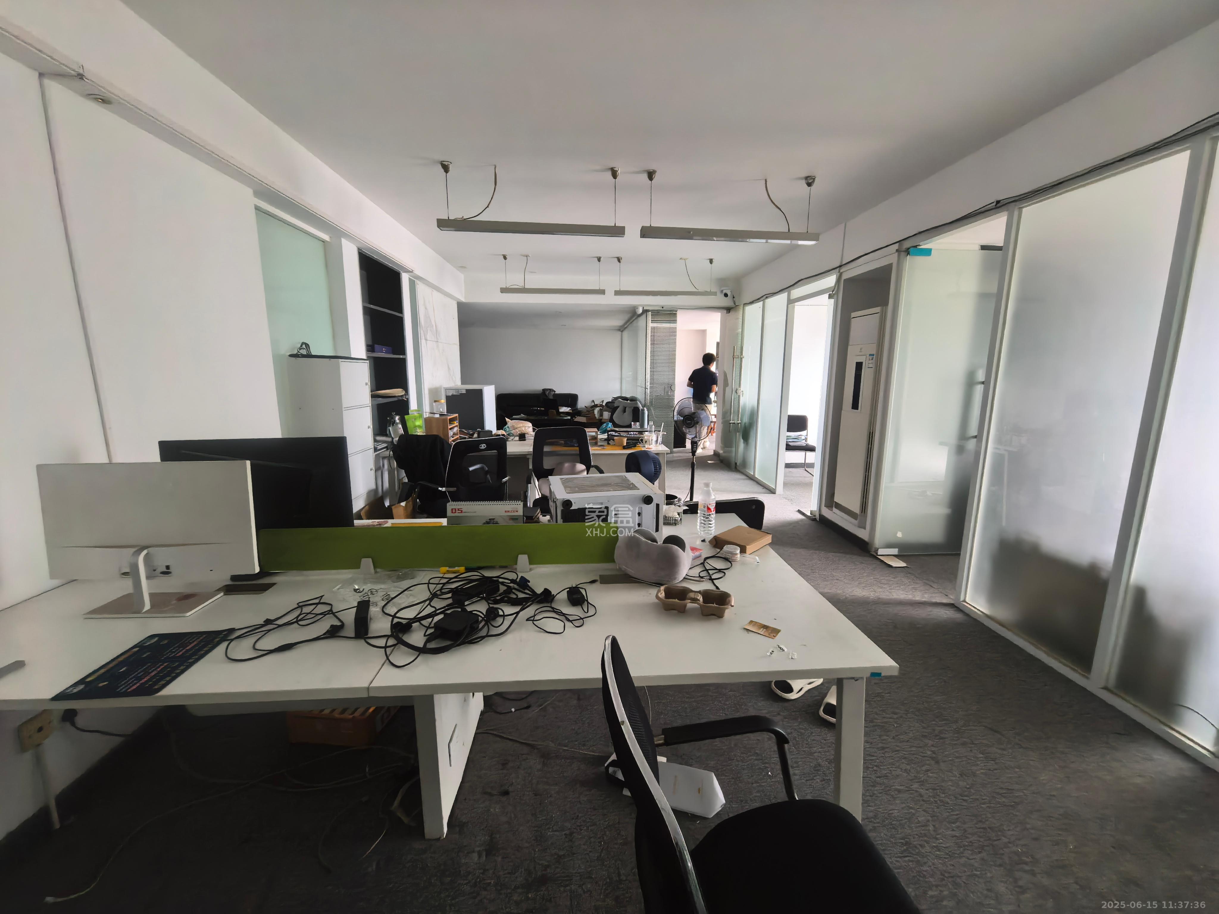 东一国际  1室2厅1卫    6500.0元/月室内图