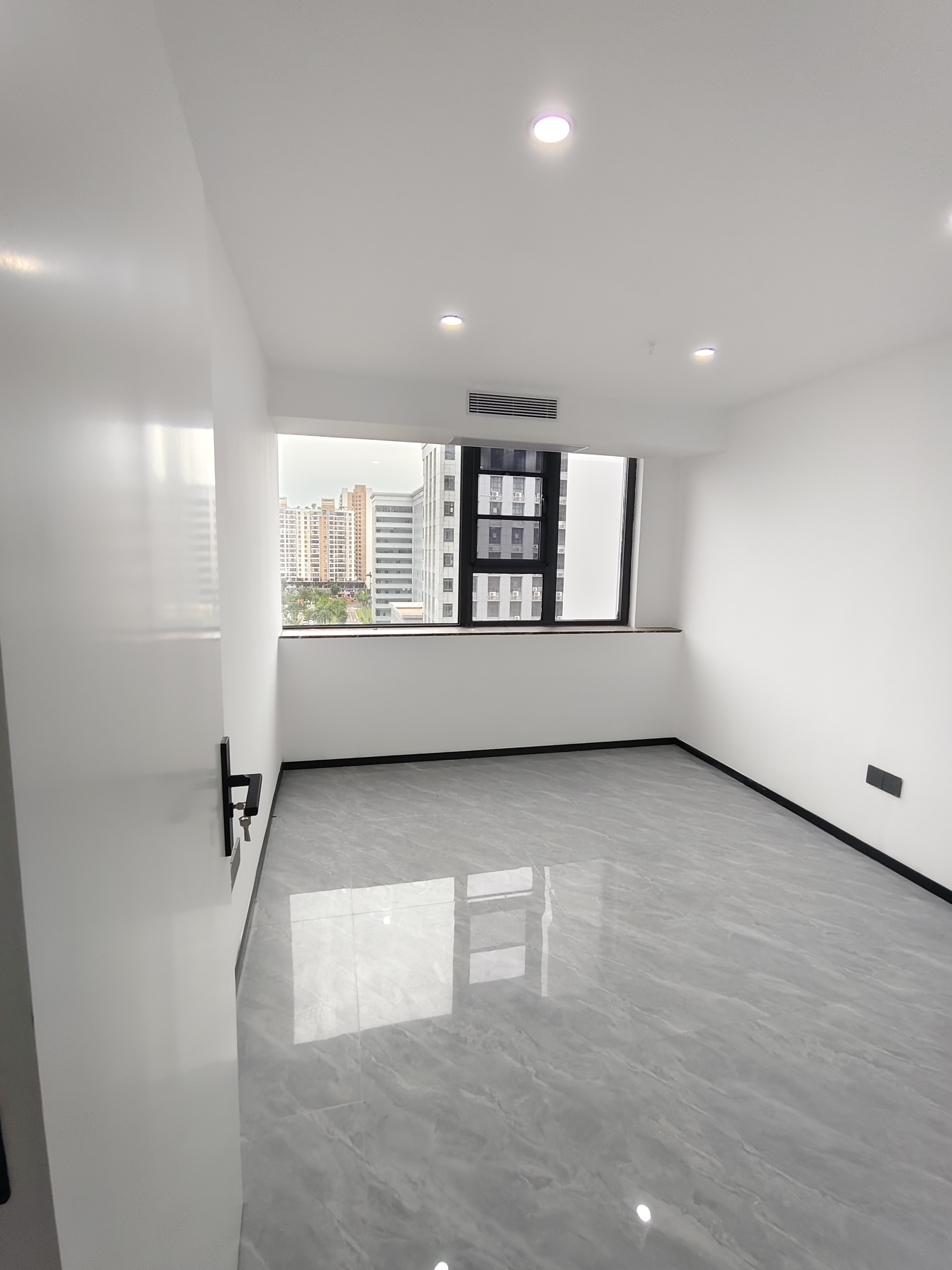 绿地领海广场 5室2厅2卫 8500.0元/月 绿地领海广场 5室2厅2卫 8500.0元/月室内图