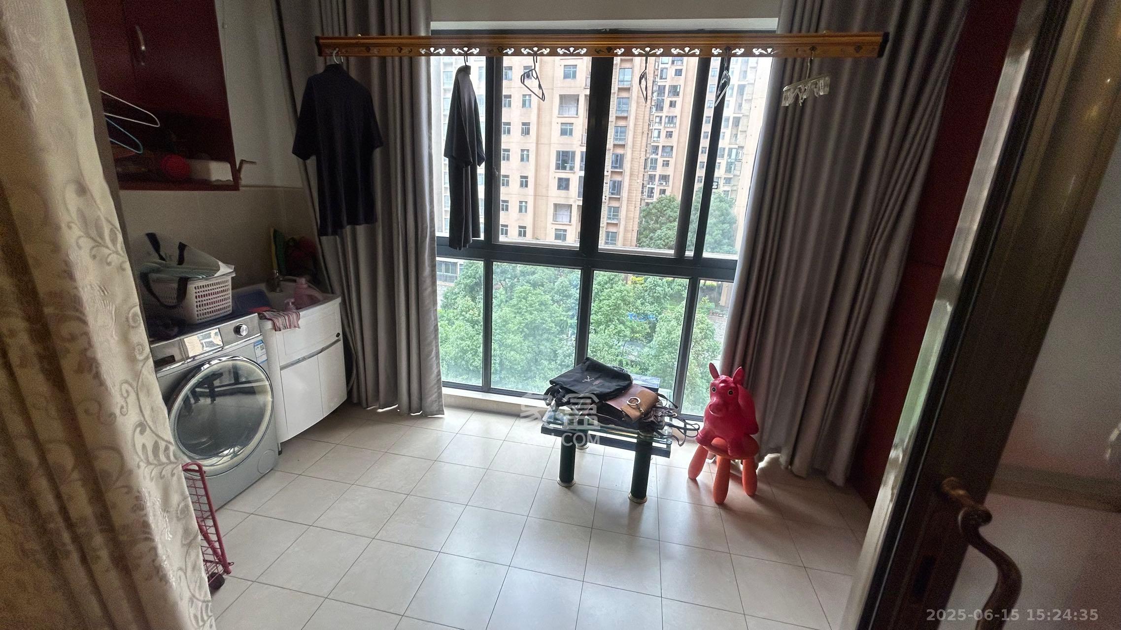 和美星城 3室2厅1卫 2300.0元/月 和美星城 3室2厅1卫 2300.0元/月室内图