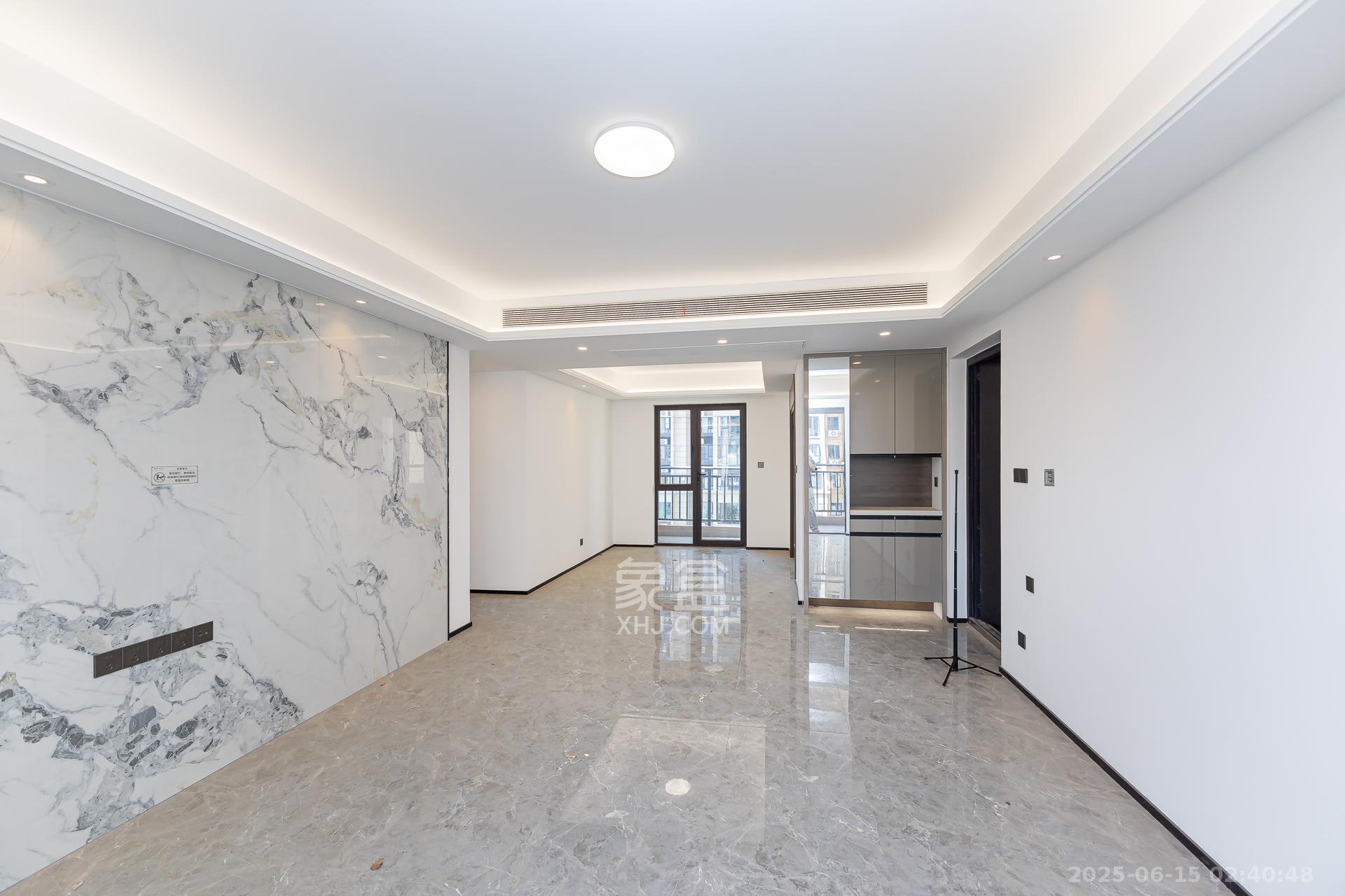 裕和府（乐万邦康桥悦城）  4室2厅2卫    140.0万客厅