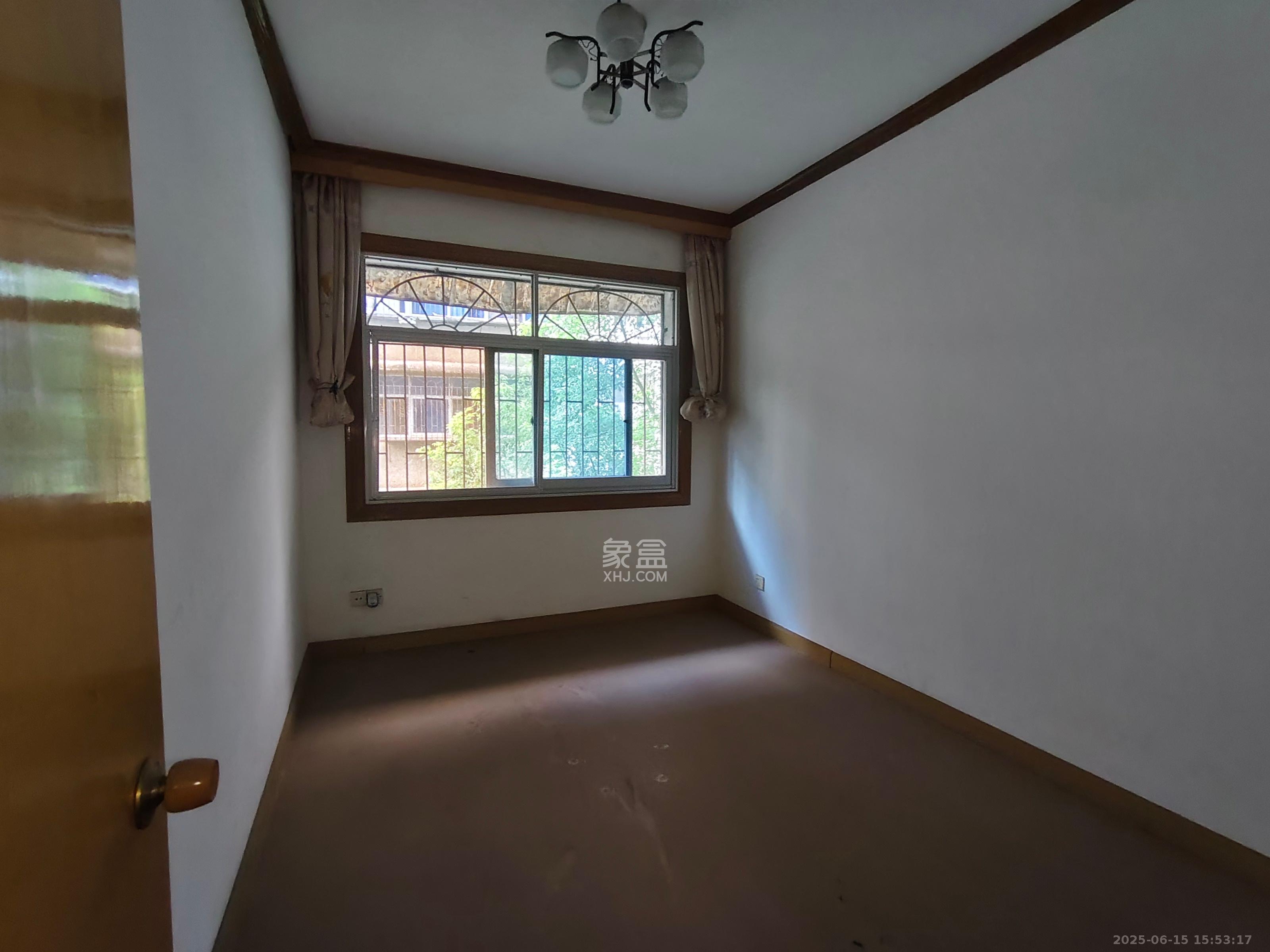 南岭路散盘 3室2厅2卫 32.8万 南岭路散盘 3室2厅2卫 32.8万客厅