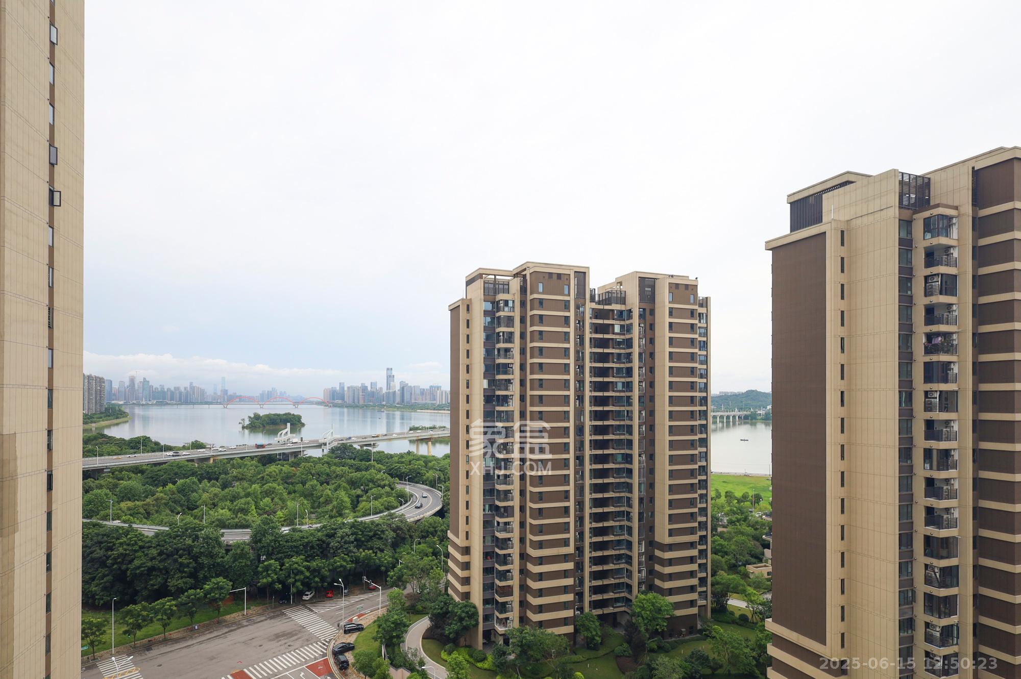中欣楚天御府E区  4室2厅2卫   198.00万其他
