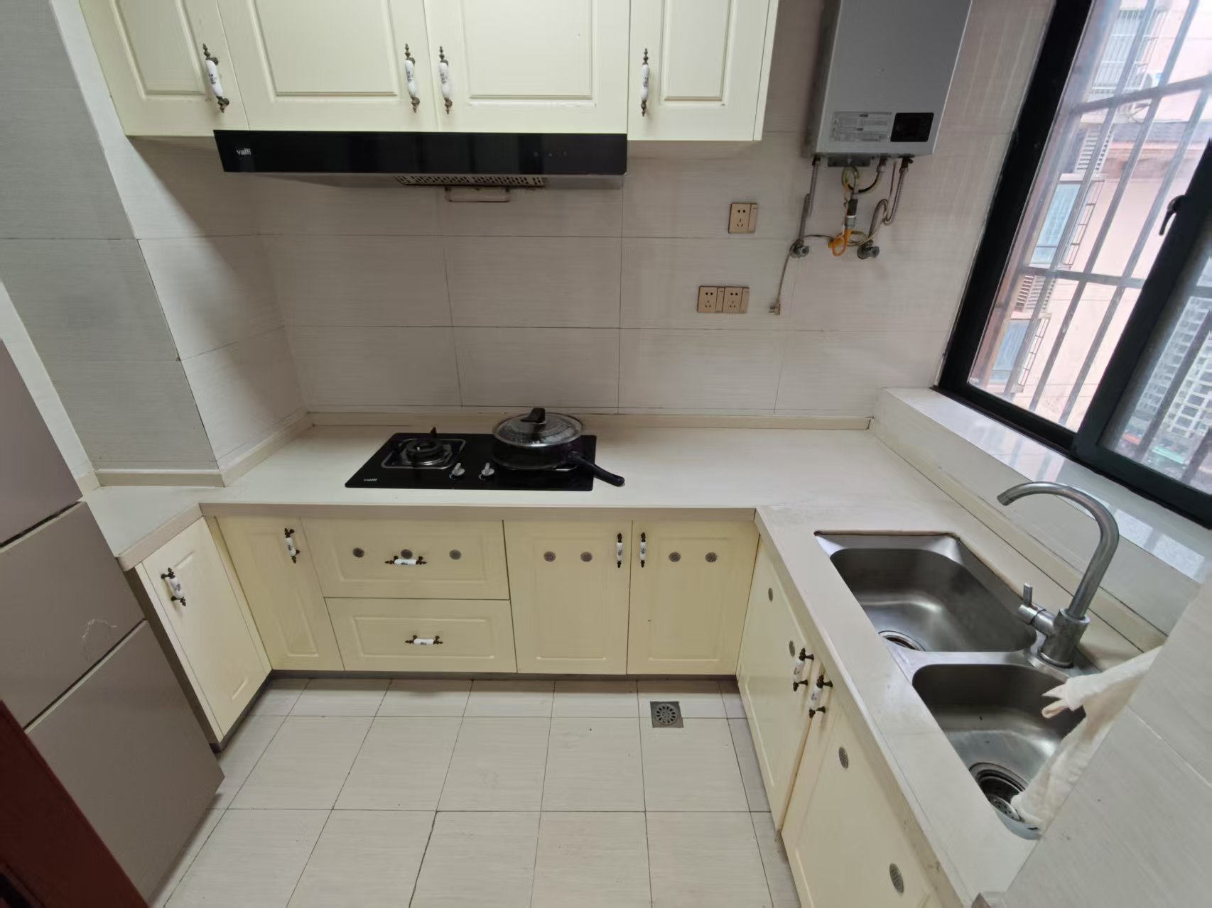 香榭花园 3室2厅2卫 2800.0元/月 香榭花园 3室2厅2卫 2800.0元/月户型图