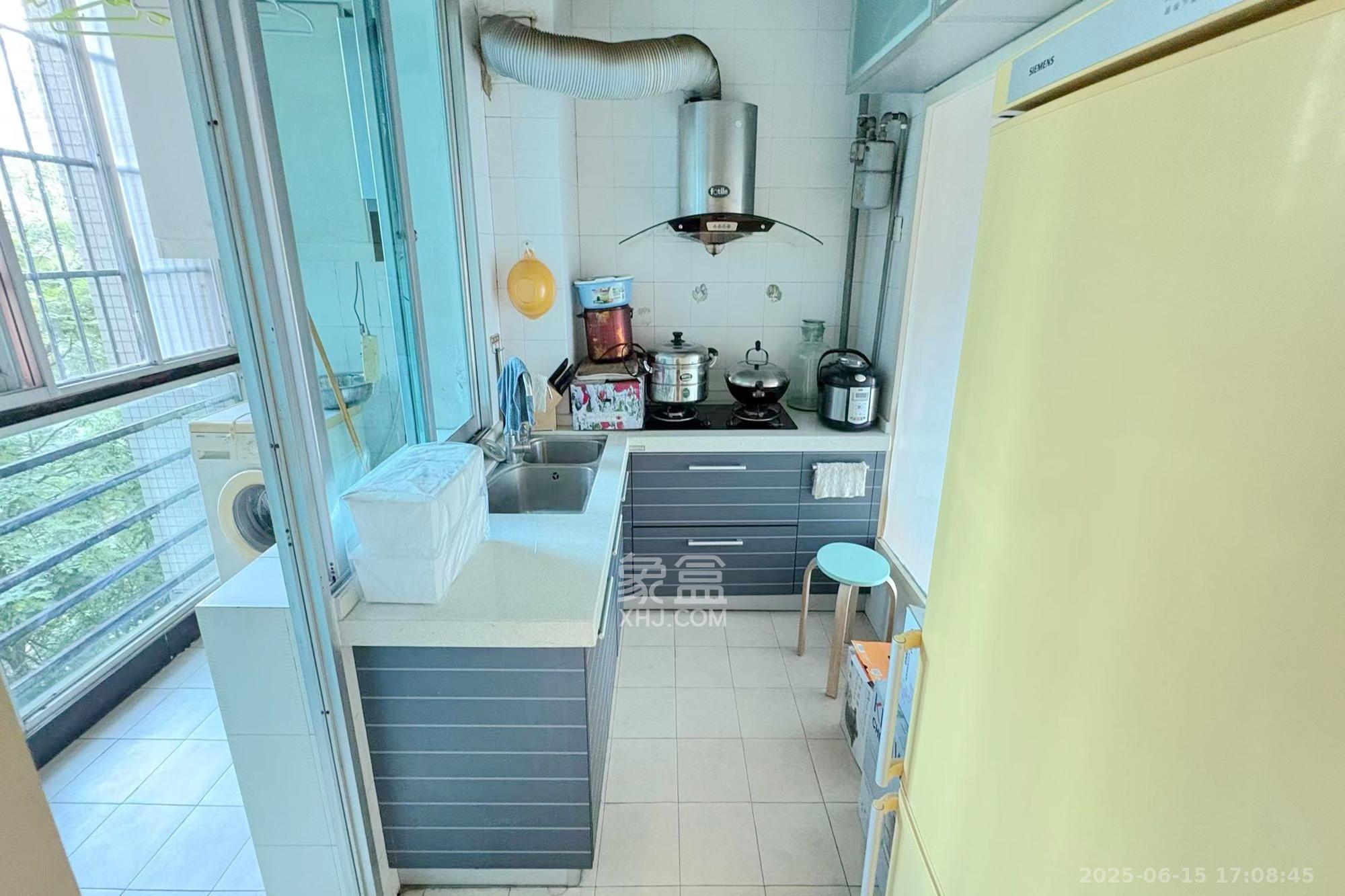 颐美园  3室2厅2卫    100.0万厨房