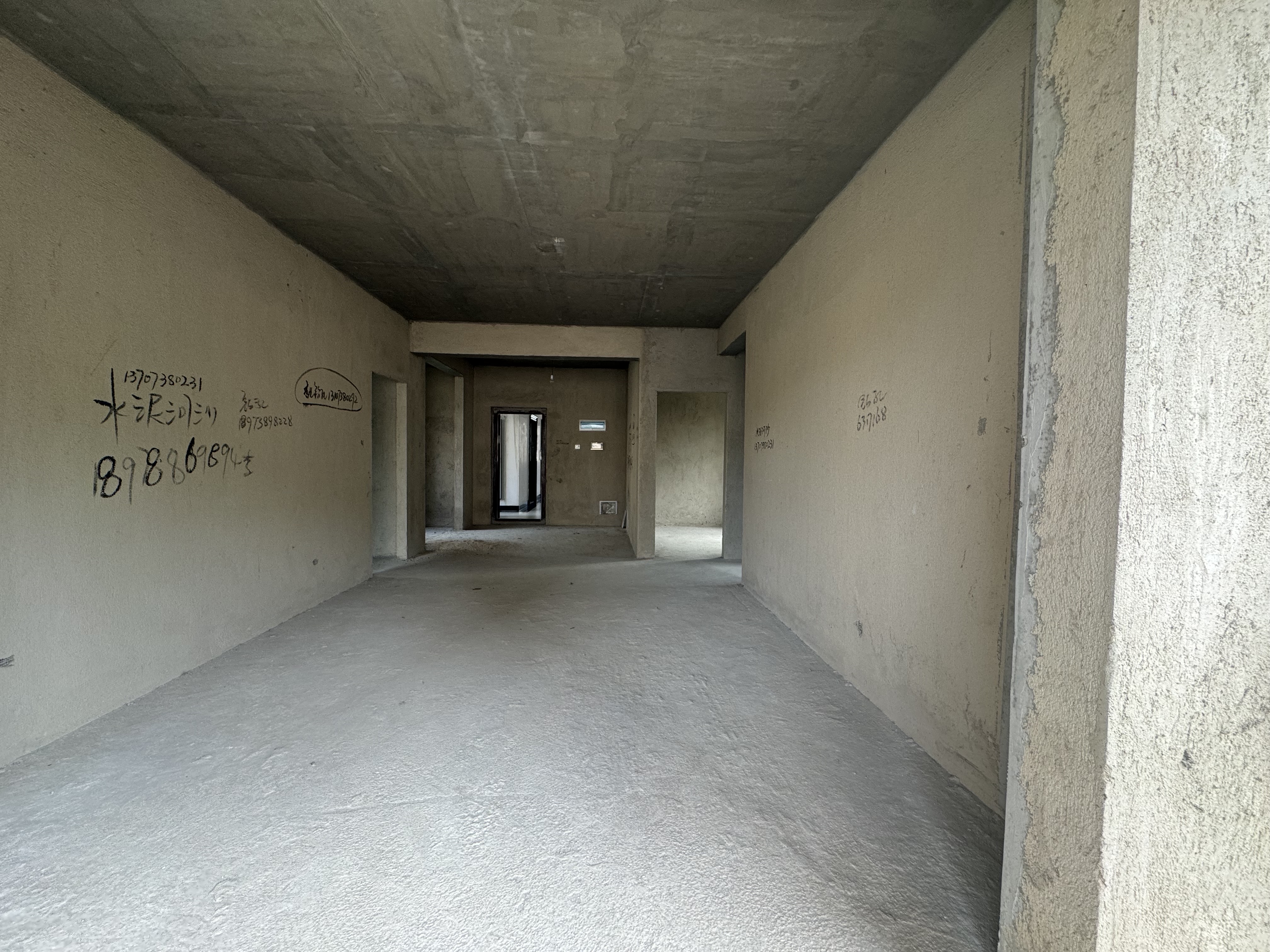 和泰家园 3室2厅2卫 49.8万 和泰家园 3室2厅2卫 49.8万客厅