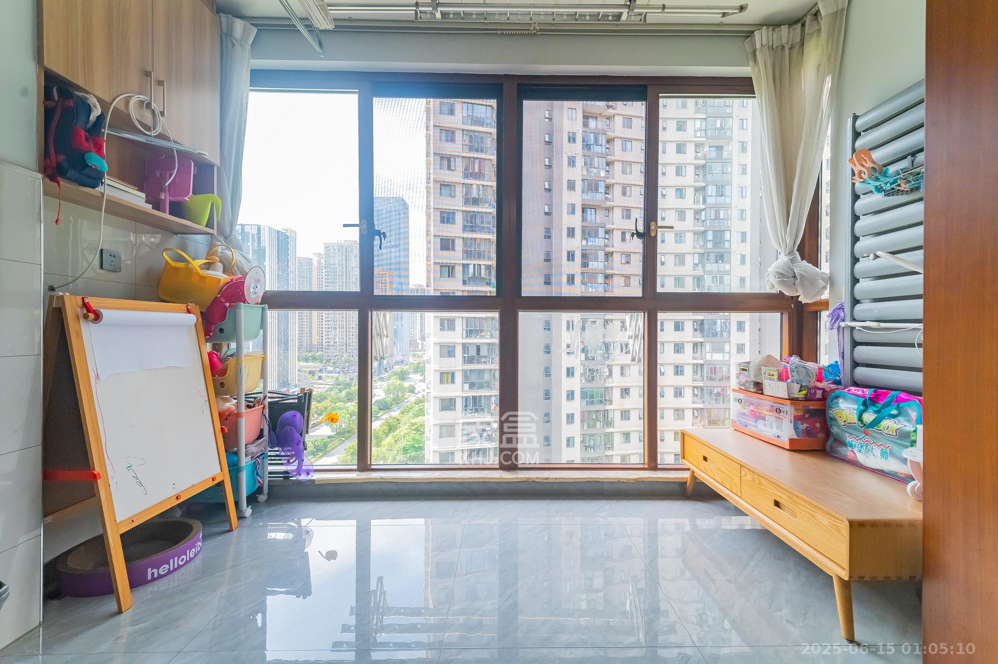 恒基凯旋门三期 3室2厅2卫 109.8万 恒基凯旋门三期 3室2厅2卫 109.8万阳台