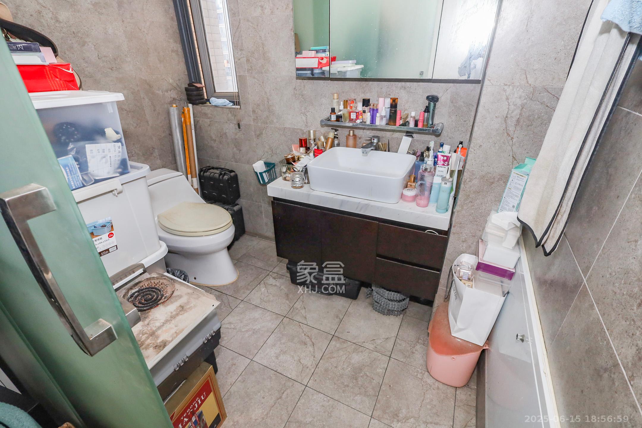 八方小区C区 3室2厅2卫 390.0万 八方小区C区 3室2厅2卫 390.0万卫生间