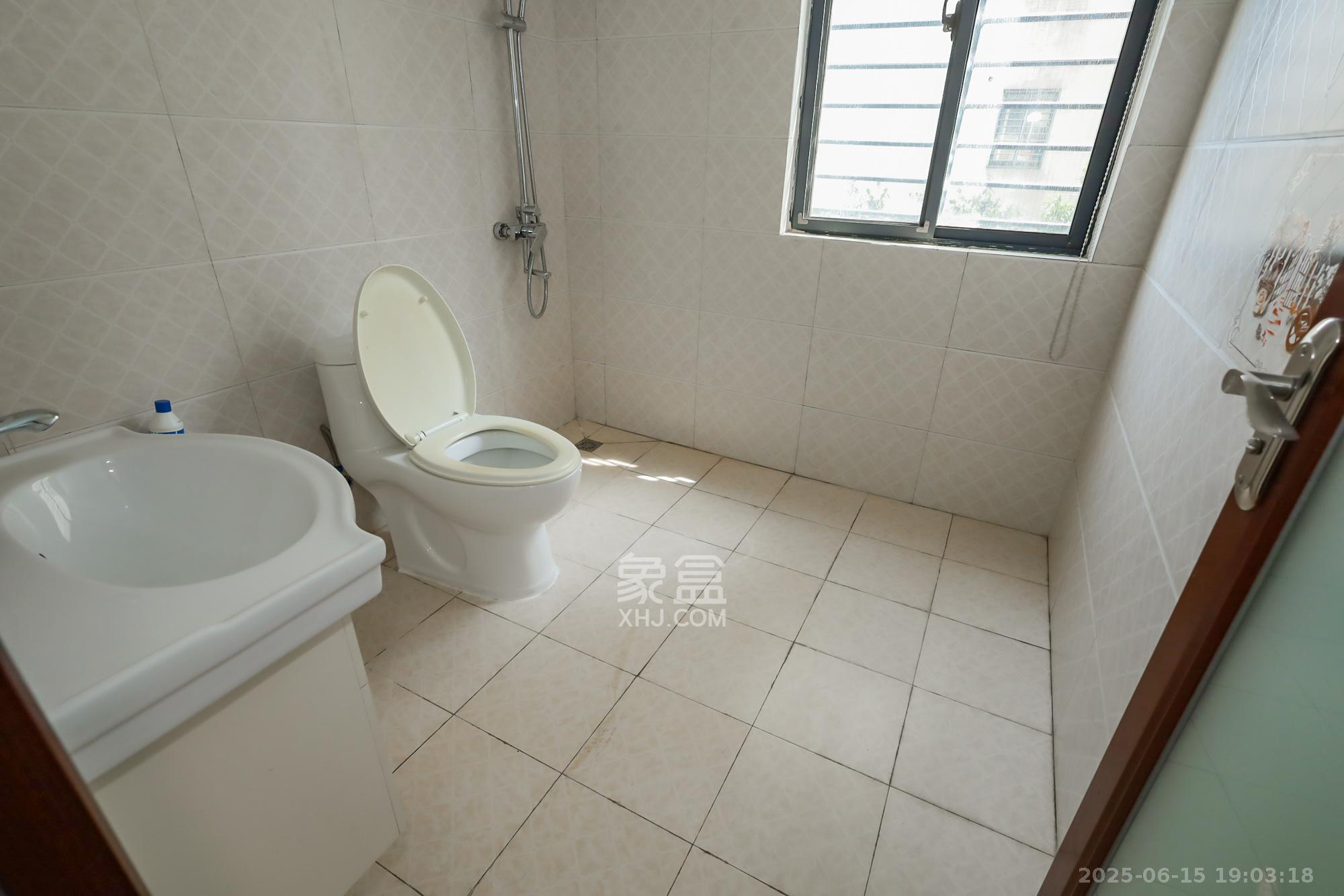 钰龙天下一期  3室2厅1卫    240.0万 钰龙天下一期  3室2厅1卫    240.0万卫生间