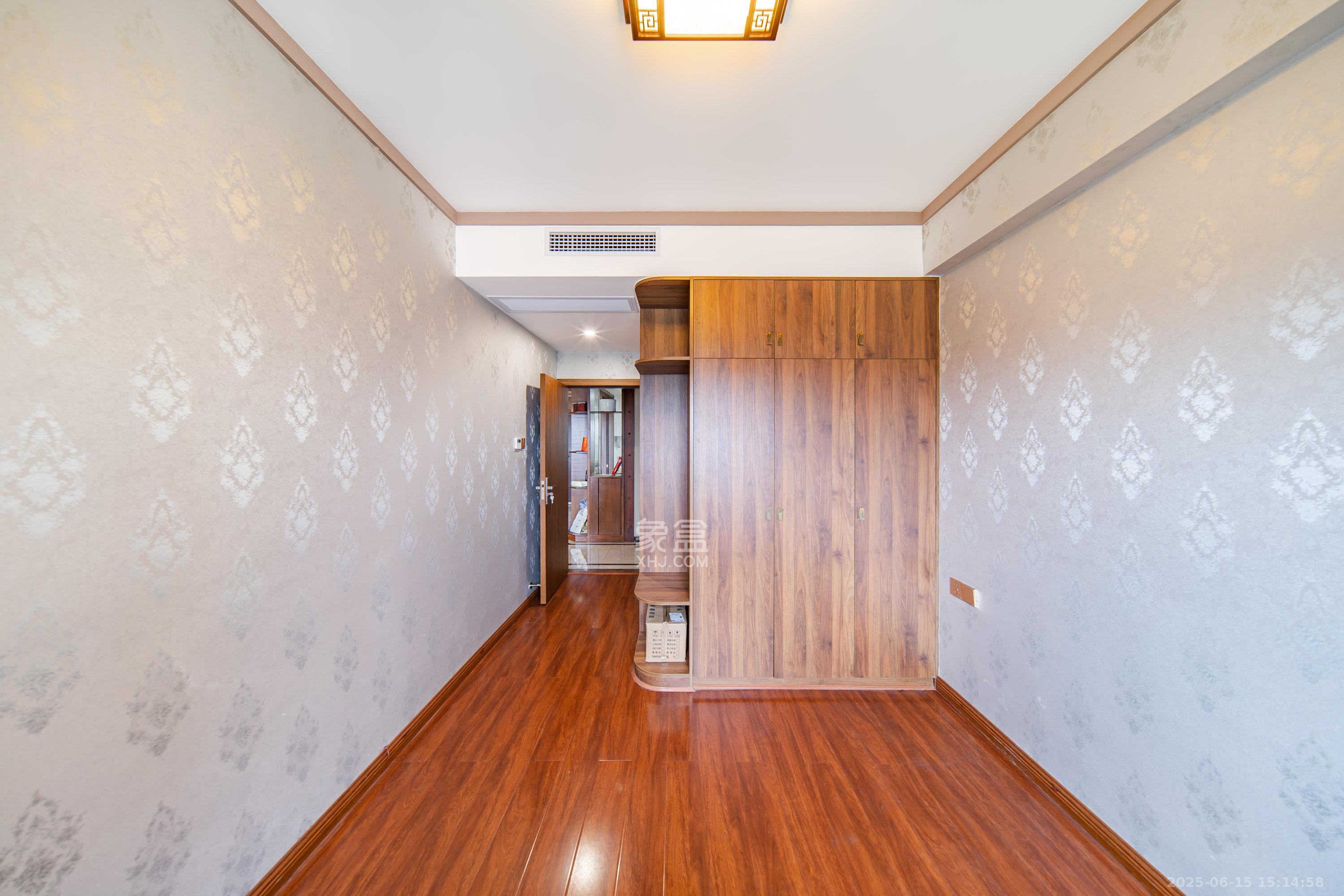 兰亭湾畔  3室2厅2卫   150.00万卧室