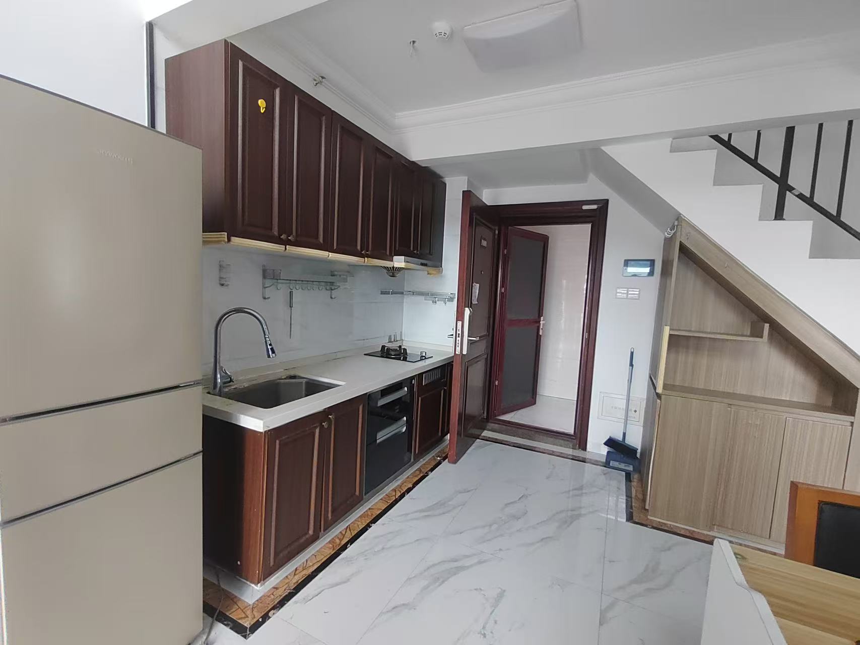 碧桂园一、二期(中央首府) 2室2厅2卫 109.0万 碧桂园一、二期(中央首府) 2室2厅2卫 109.0万客厅