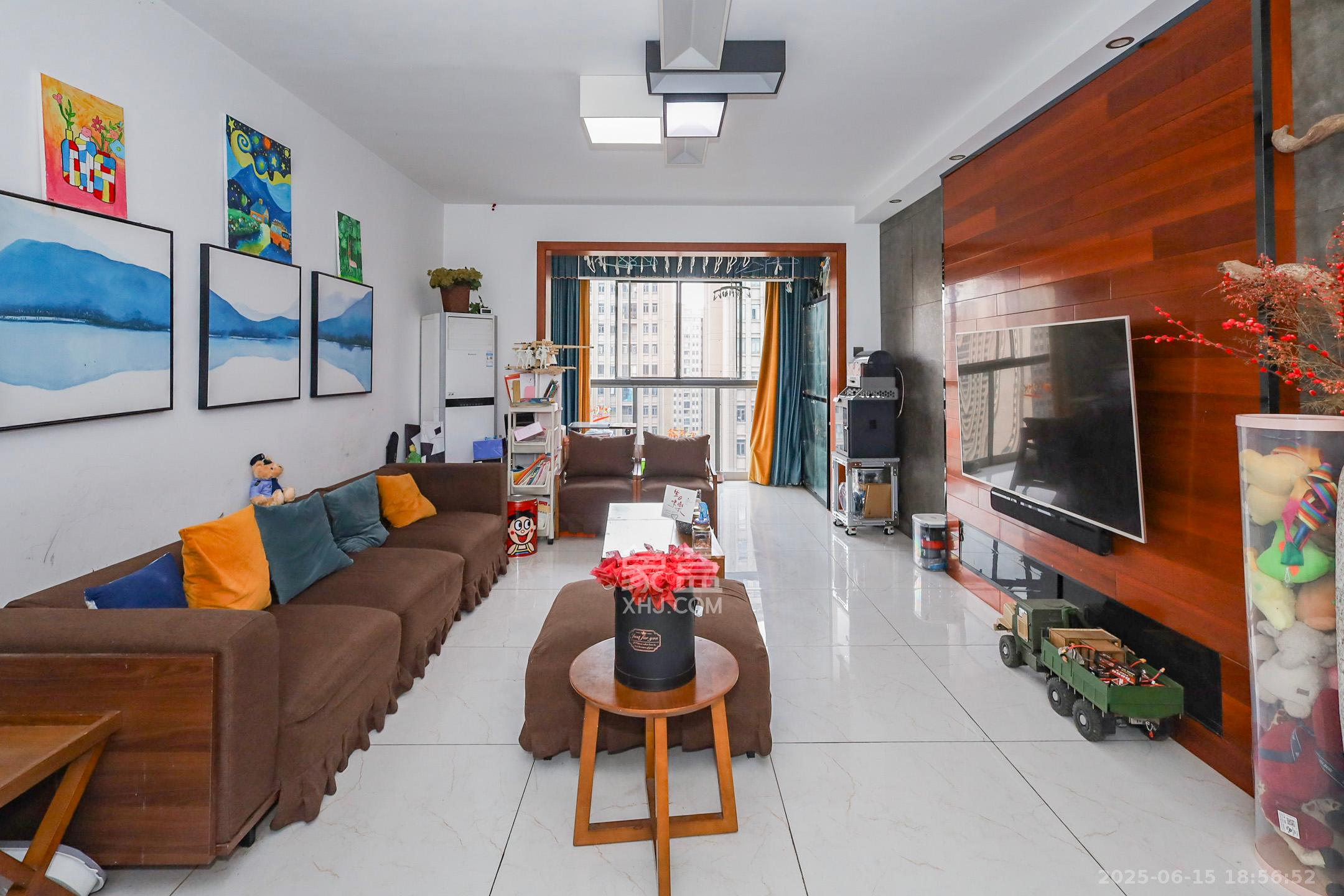 八方小区C区 3室2厅2卫 390.0万 八方小区C区 3室2厅2卫 390.0万客厅