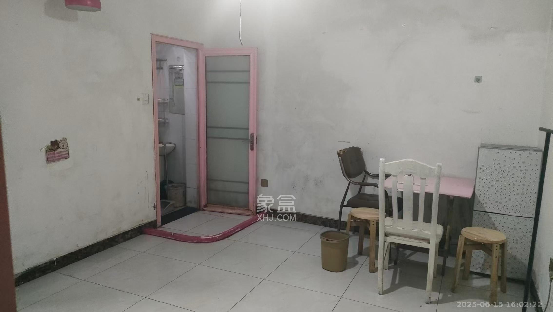 高正街散盘  1室1厅1卫    1100.0元/月 高正街散盘  1室1厅1卫    1100.0元/月室内图1