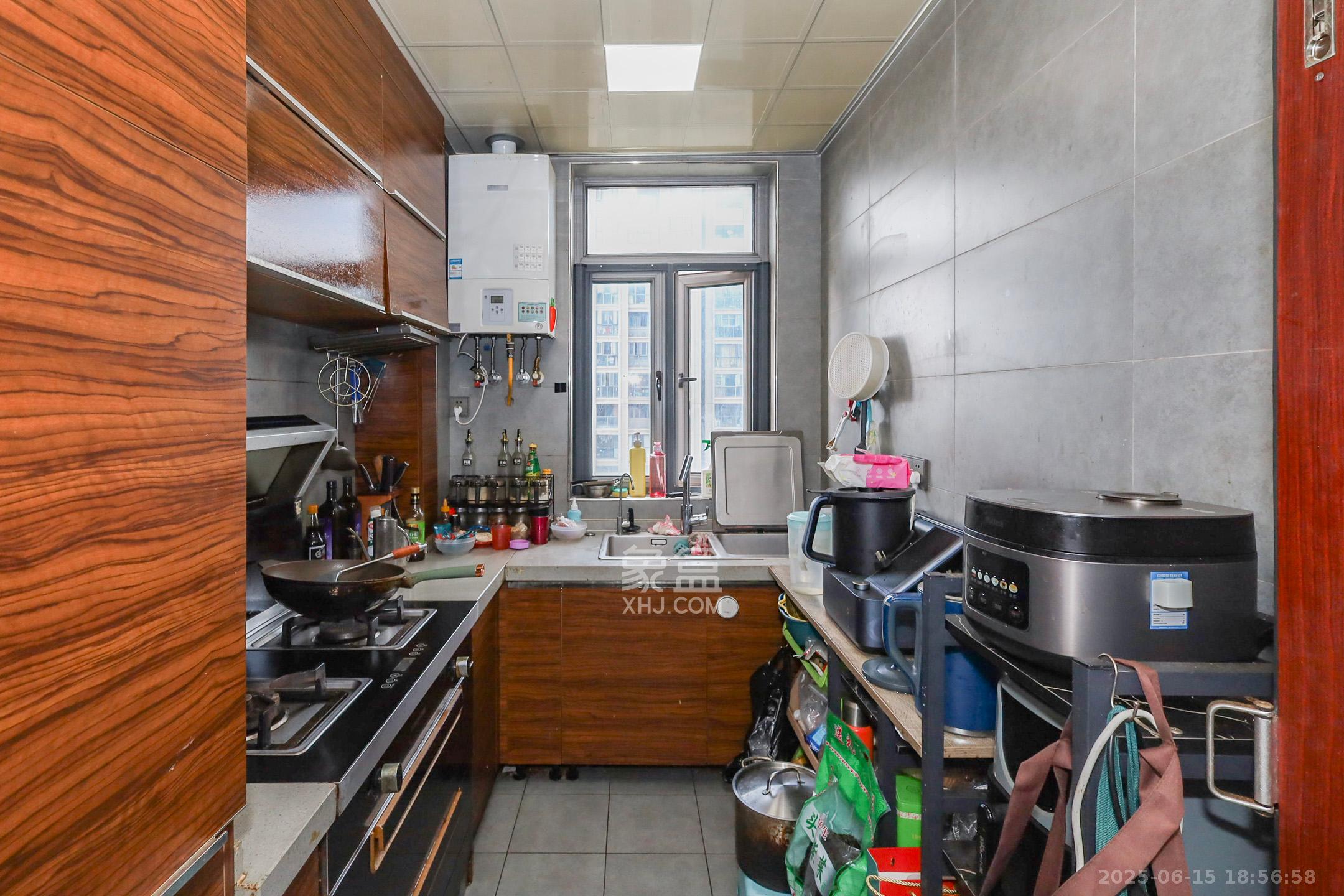 八方小区C区 3室2厅2卫 390.0万 八方小区C区 3室2厅2卫 390.0万厨房