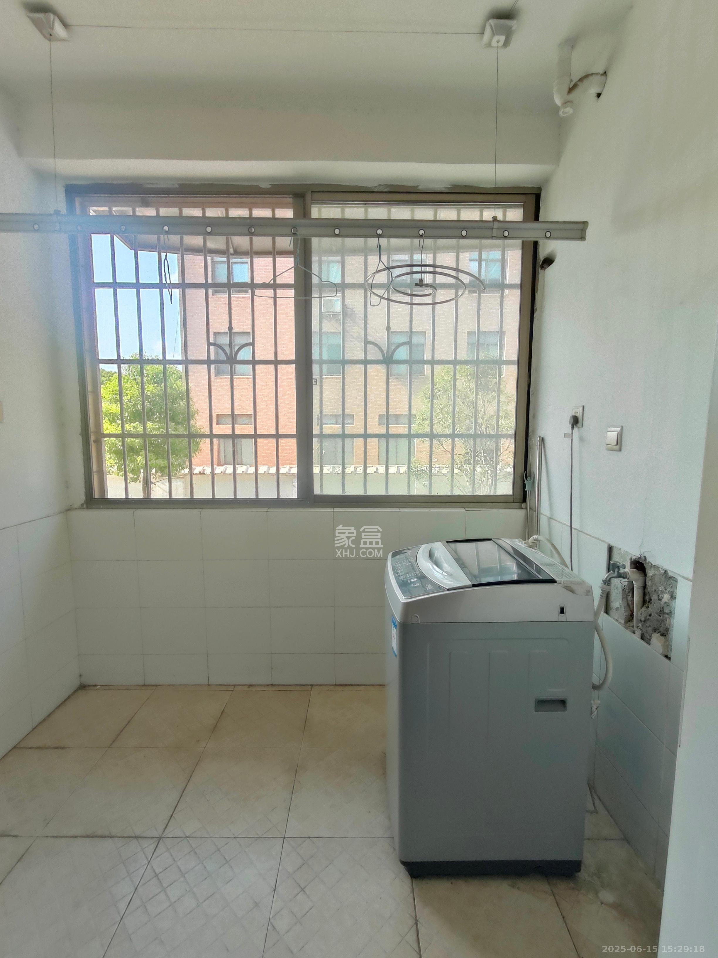 麓谷沐春园 5室2厅2卫 3300.0元/月 麓谷沐春园 5室2厅2卫 3300.0元/月室内图