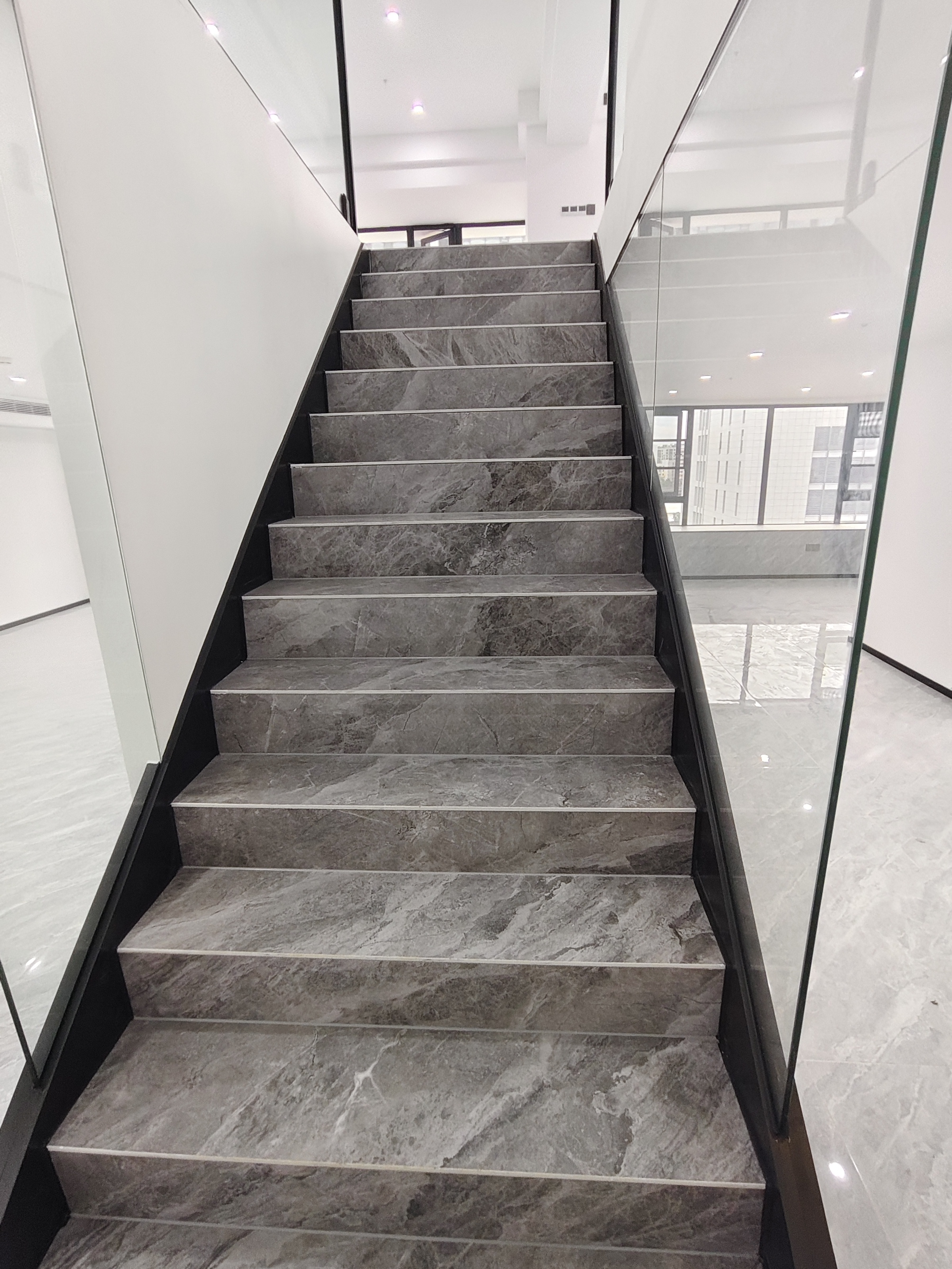 绿地领海广场 5室2厅2卫 8500.0元/月 绿地领海广场 5室2厅2卫 8500.0元/月室内图