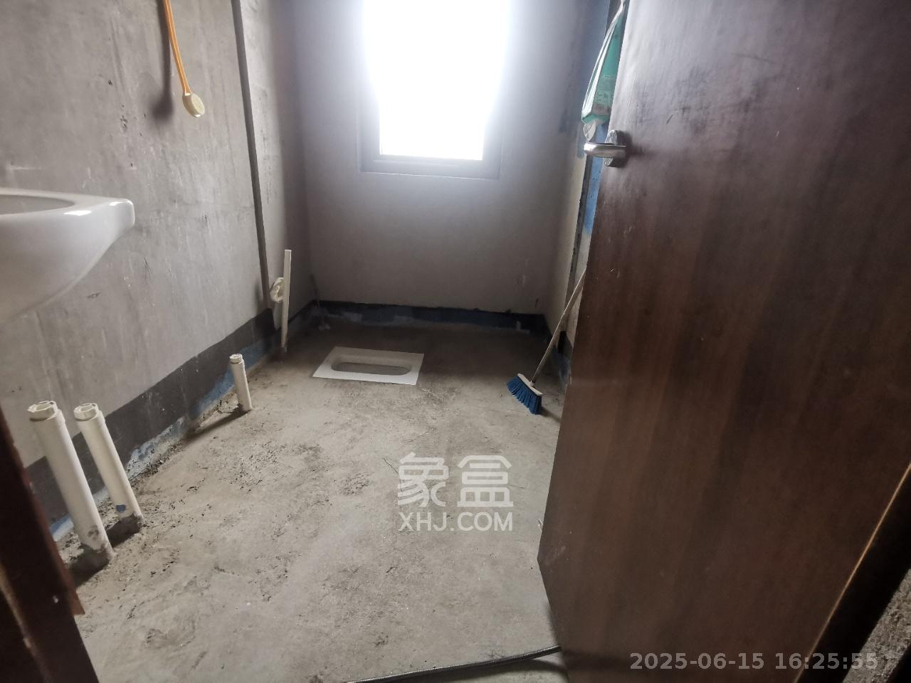 长房东旭国际  4室2厅2卫   1500.00元/月室内图
