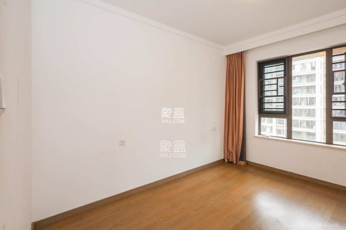 龙湖铂金中心(龙湖春江郦城) 3室2厅2卫 225.0万 龙湖铂金中心(龙湖春江郦城) 3室2厅2卫 225.0万卧室