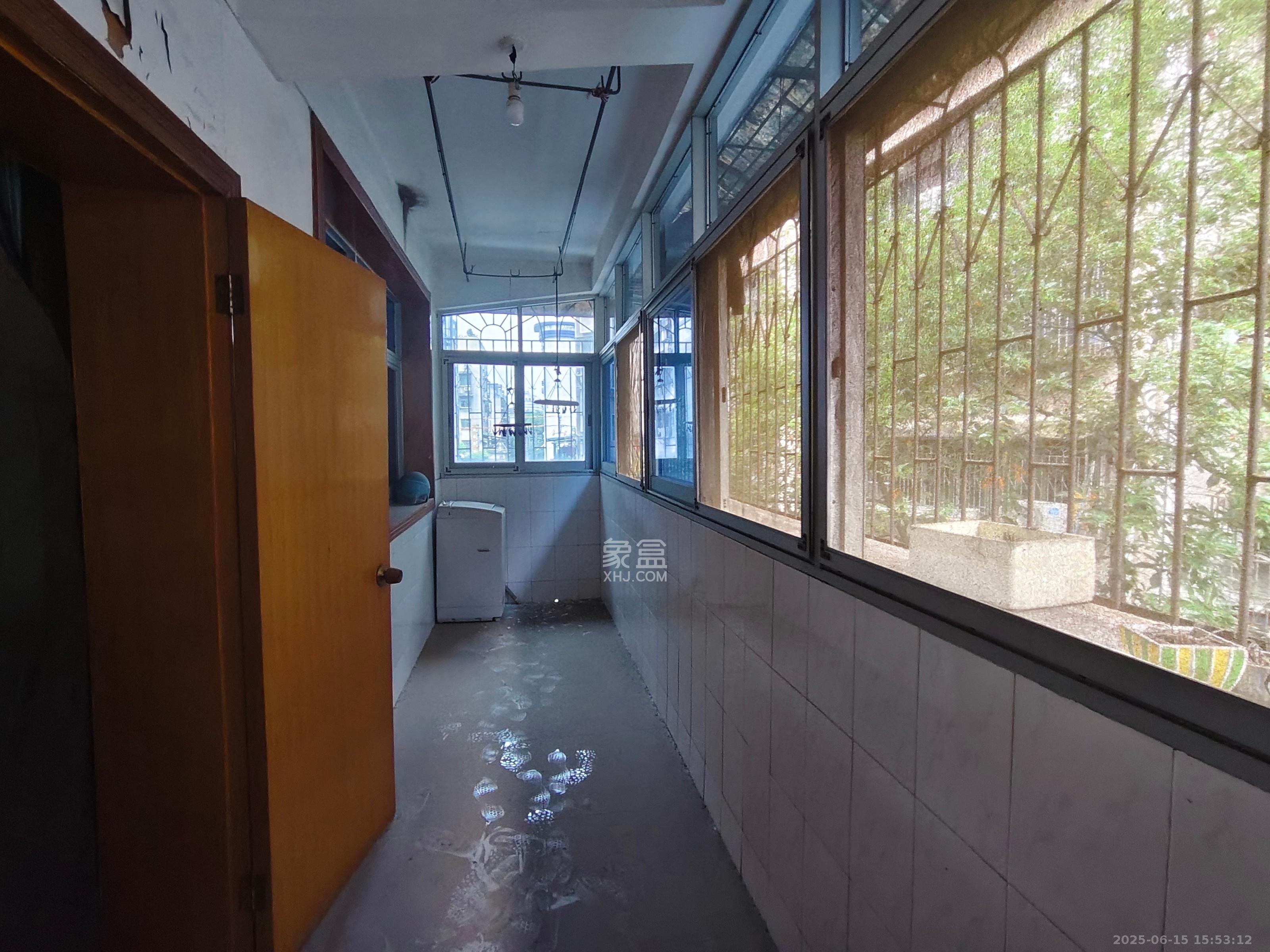 南岭路散盘 3室2厅2卫 32.8万 南岭路散盘 3室2厅2卫 32.8万客厅