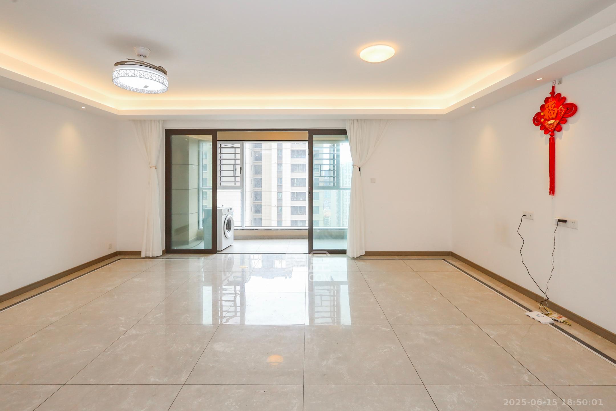 龙湖铂金中心(龙湖春江郦城) 3室2厅2卫 225.0万 龙湖铂金中心(龙湖春江郦城) 3室2厅2卫 225.0万客厅