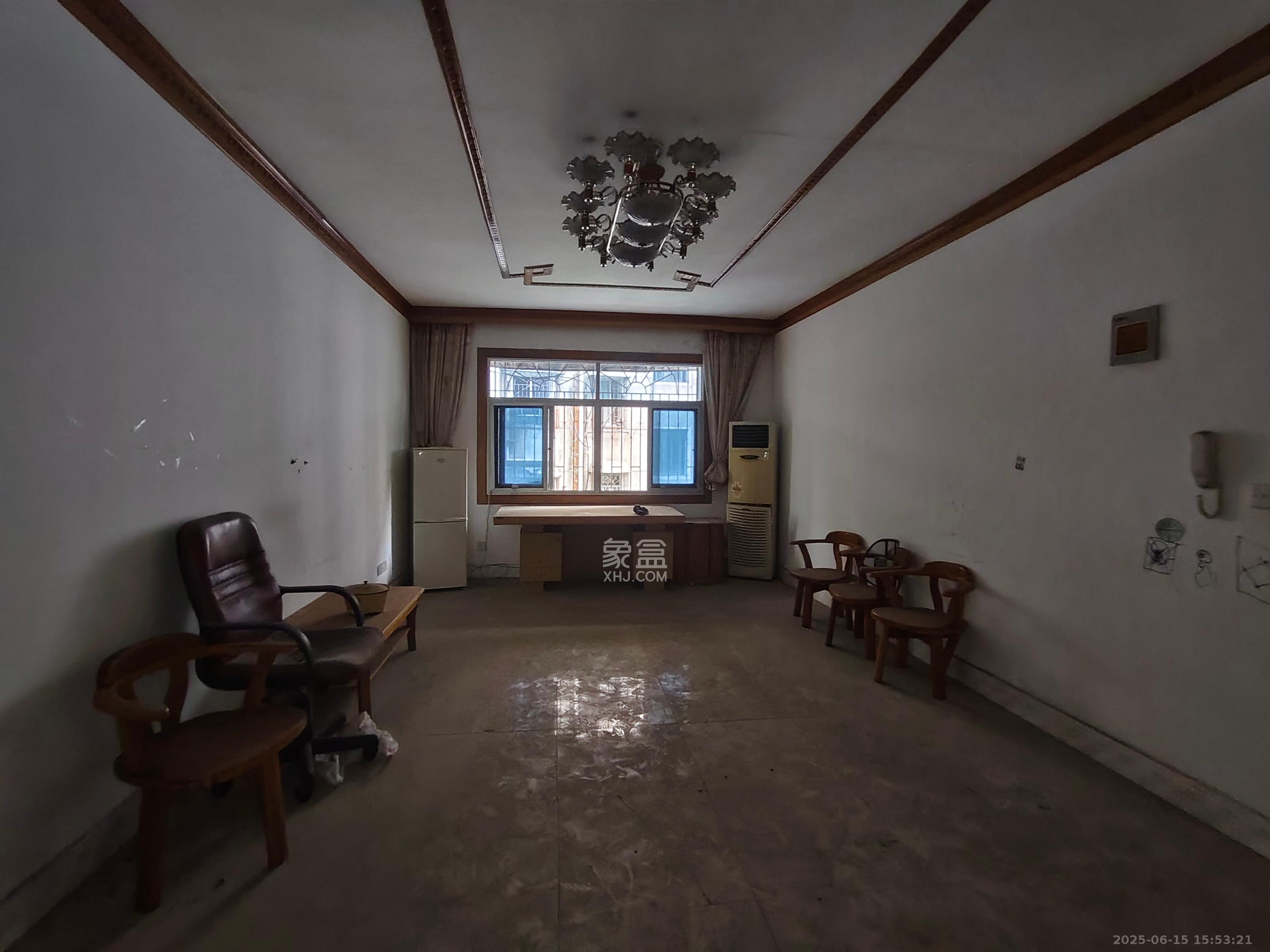 南岭路散盘 3室2厅2卫 32.8万 南岭路散盘 3室2厅2卫 32.8万客厅