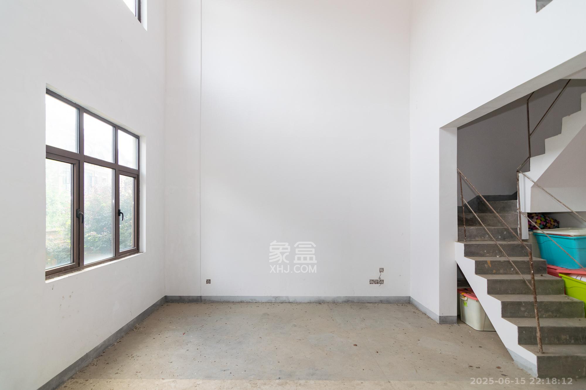 金地三千府（金地湖山樾、金地自在城）  5室2厅3卫    199.0万客厅