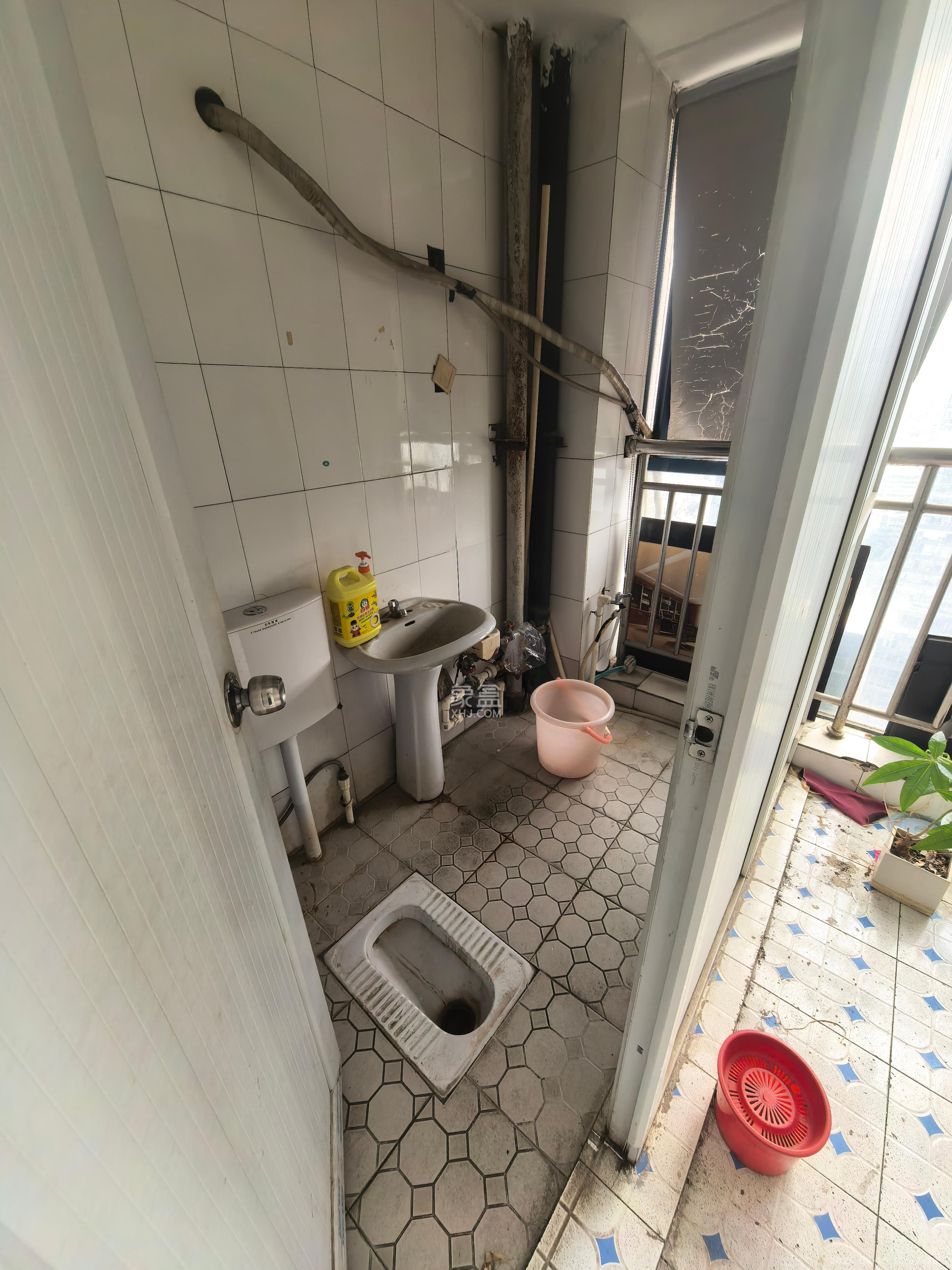 东一国际  1室2厅1卫    6500.0元/月室内图