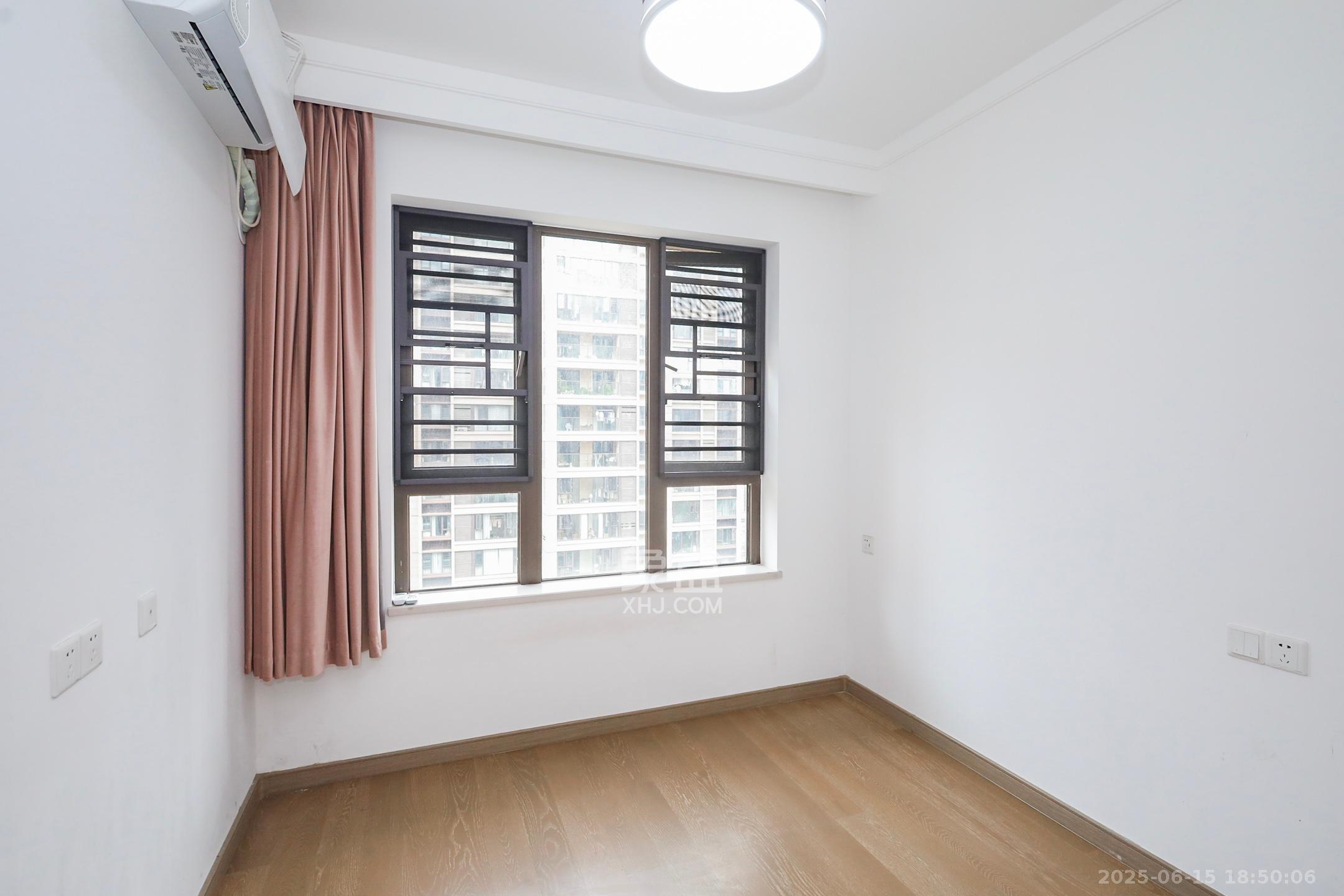 龙湖铂金中心(龙湖春江郦城) 3室2厅2卫 225.0万 龙湖铂金中心(龙湖春江郦城) 3室2厅2卫 225.0万卧室