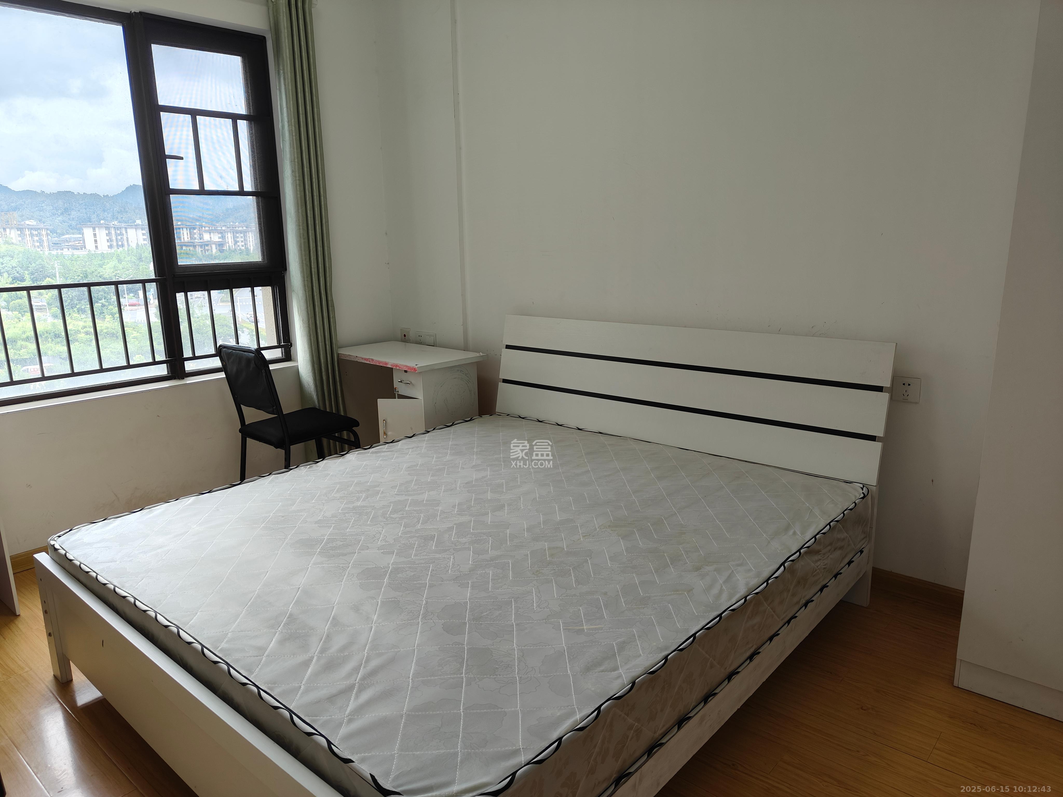 卓越浅水湾  3室2厅2卫   2200.00元/月室内图