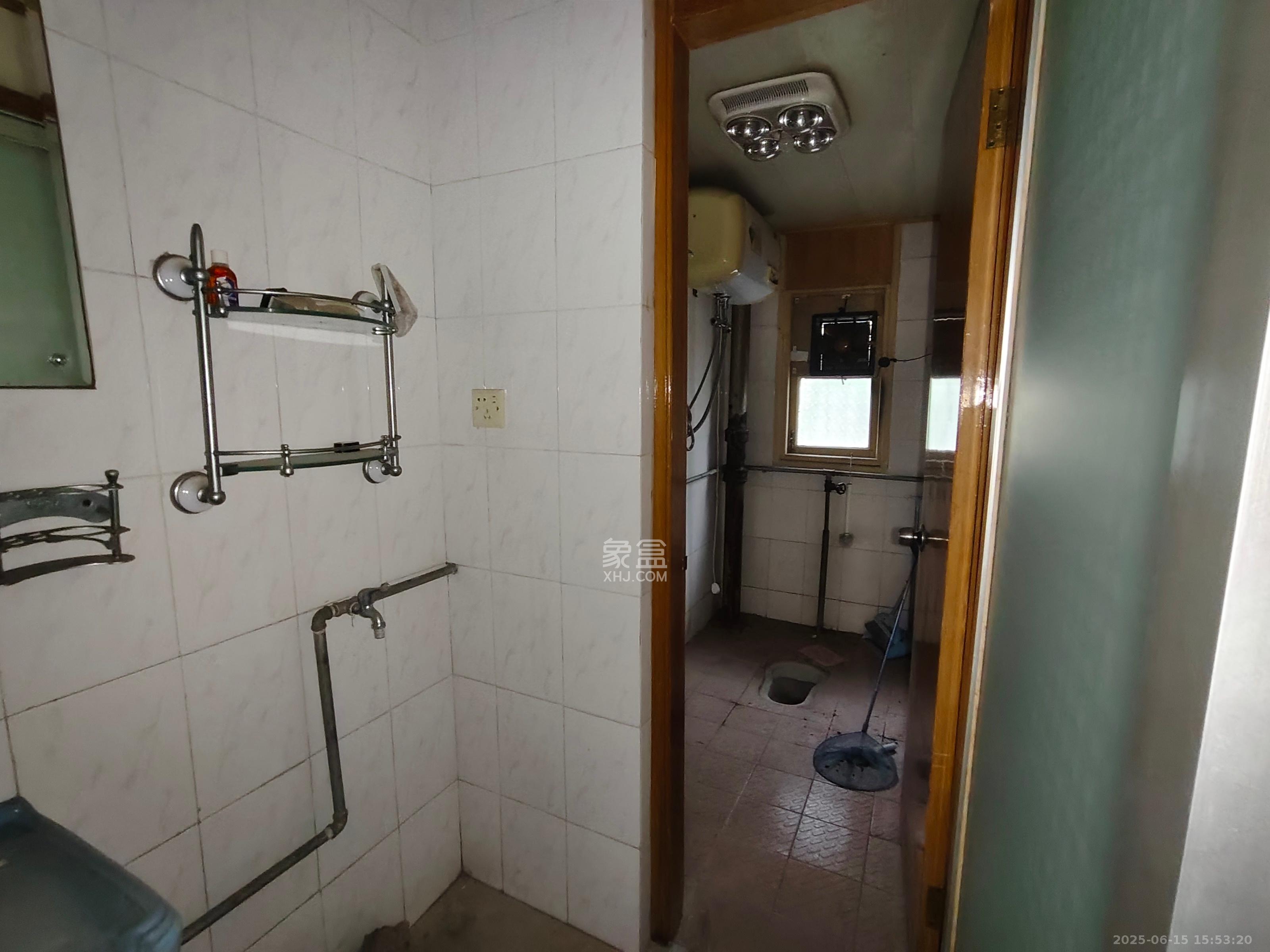 南岭路散盘 3室2厅2卫 32.8万 南岭路散盘 3室2厅2卫 32.8万客厅