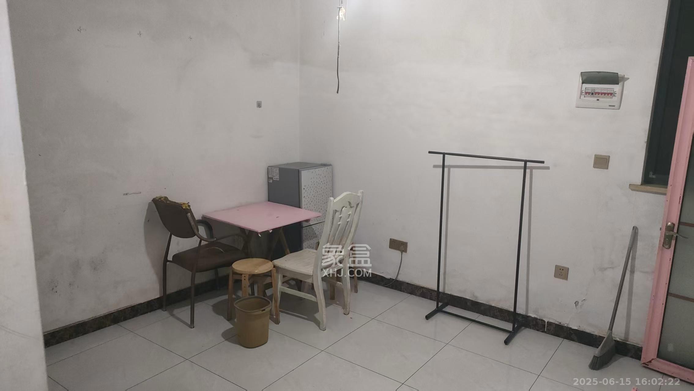 高正街散盘  1室1厅1卫    1100.0元/月 高正街散盘  1室1厅1卫    1100.0元/月室内图