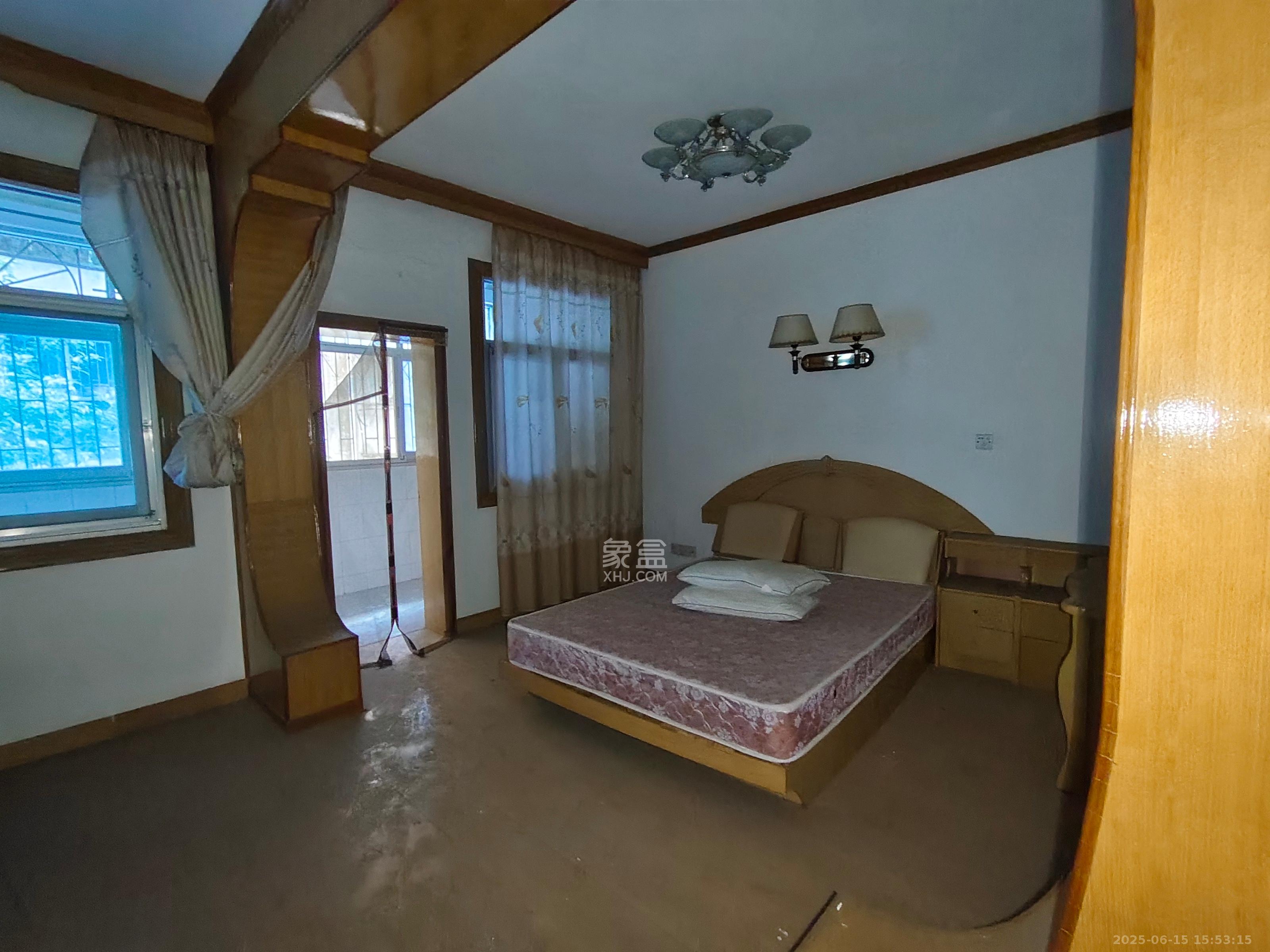 南岭路散盘 3室2厅2卫 32.8万 南岭路散盘 3室2厅2卫 32.8万客厅