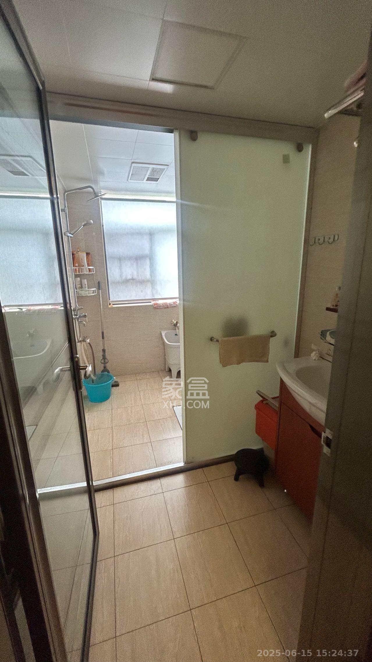 和美星城 3室2厅1卫 2300.0元/月 和美星城 3室2厅1卫 2300.0元/月室内图