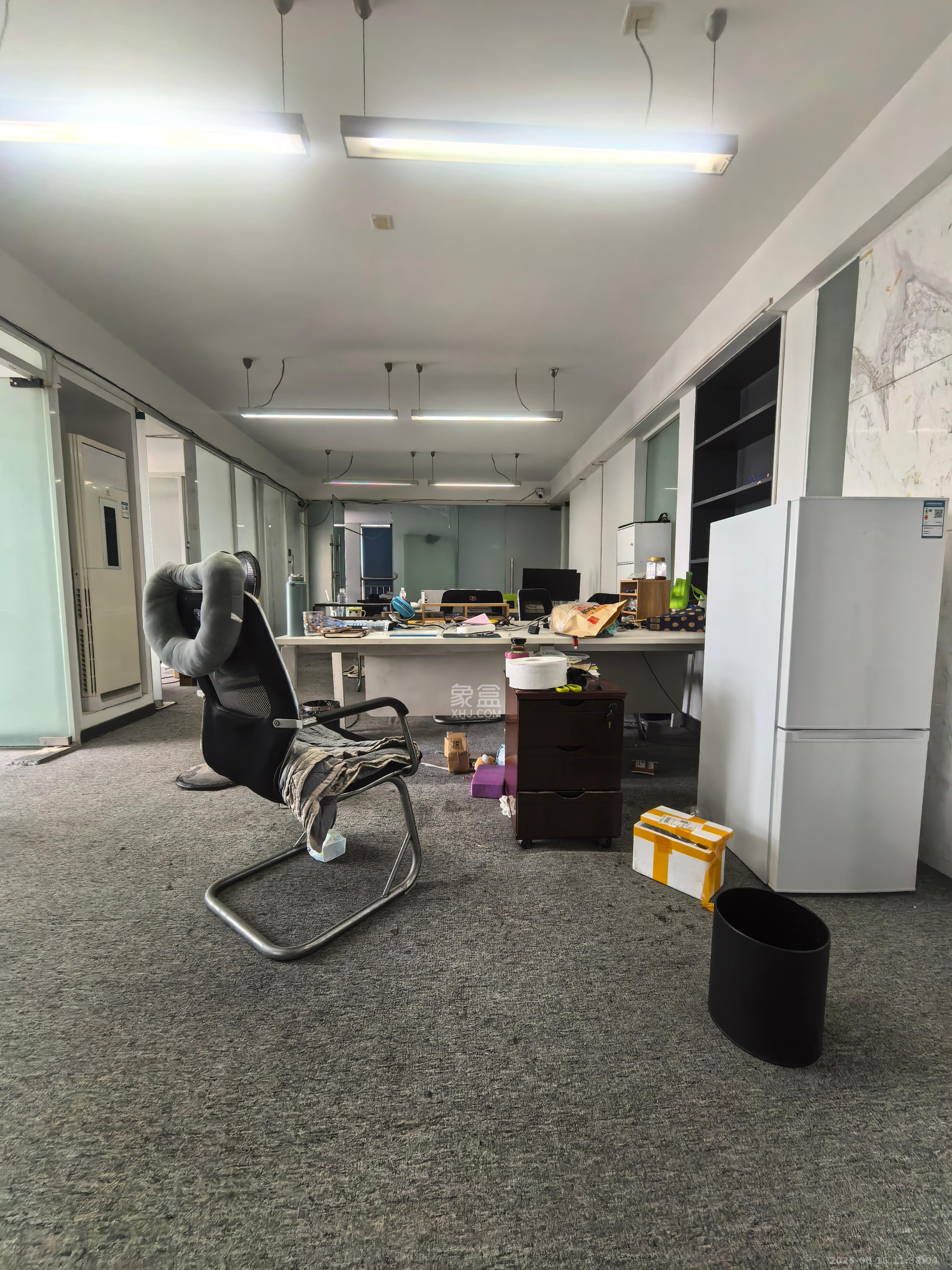 东一国际 1室2厅1卫 6500.0元/月 东一国际 1室2厅1卫 6500.0元/月室内图