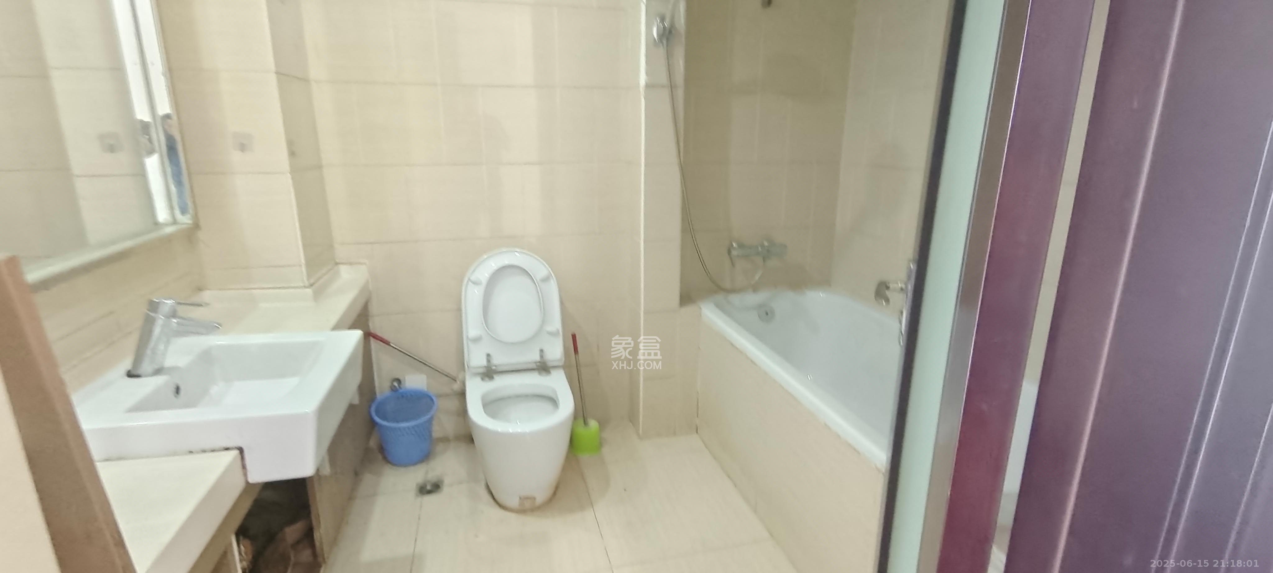 阳光100三期  3室2厅2卫    2600.0元/月室内图