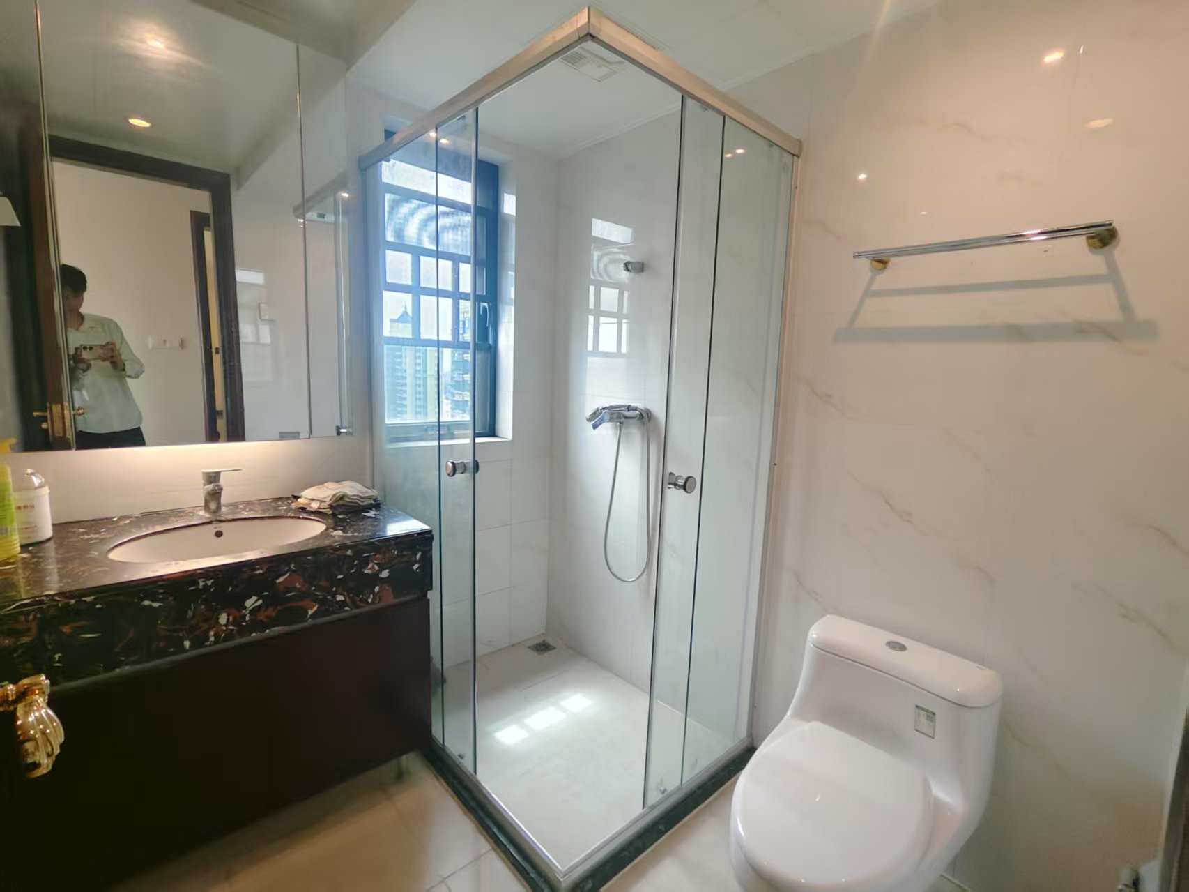 恒大绿洲 3室2厅2卫 2180.0元/月 恒大绿洲 3室2厅2卫 2180.0元/月室内图